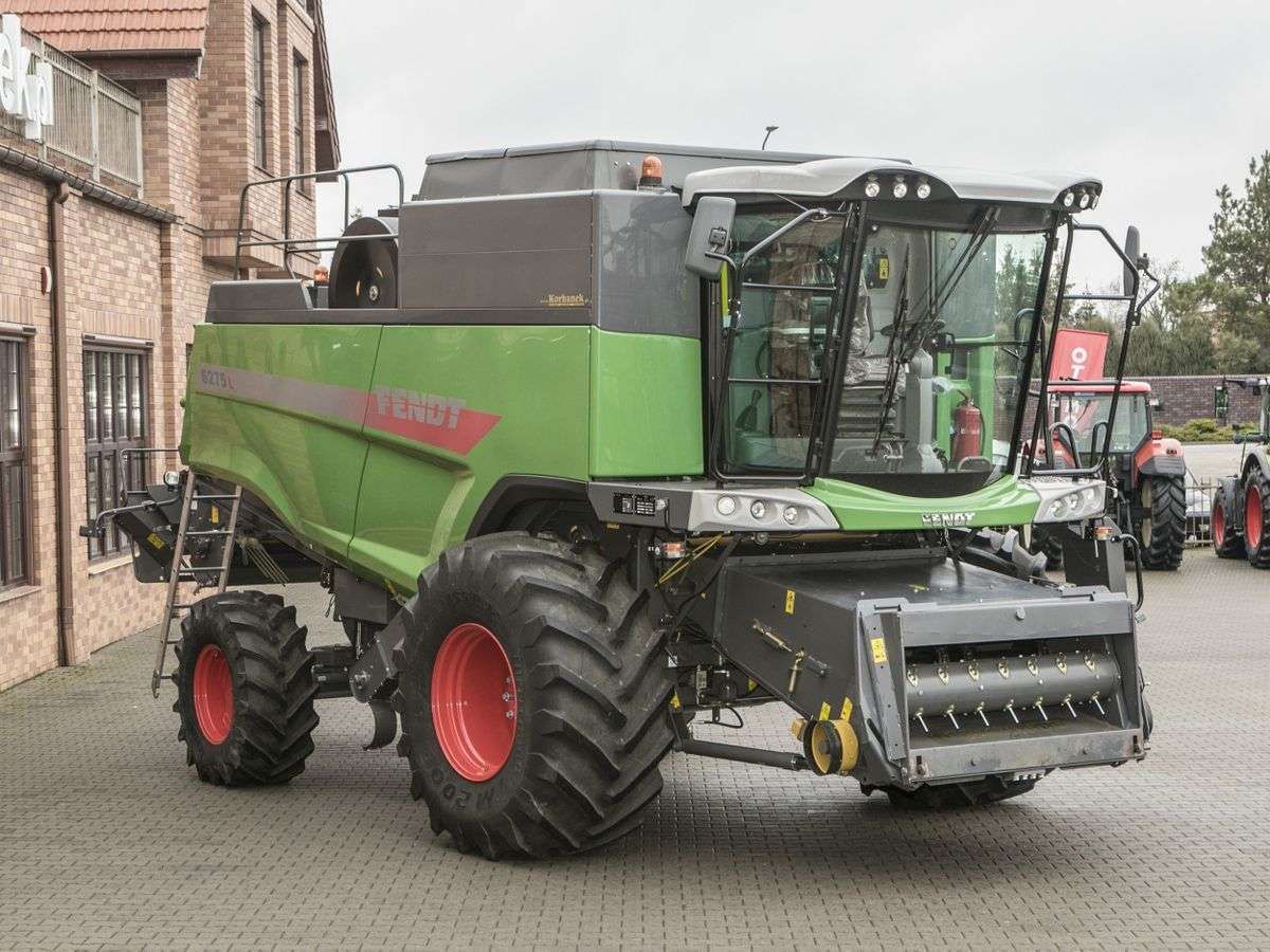 Kombajn Fendt 6275 L bez zamontowanego hedera na płacu firmy Korbanek 