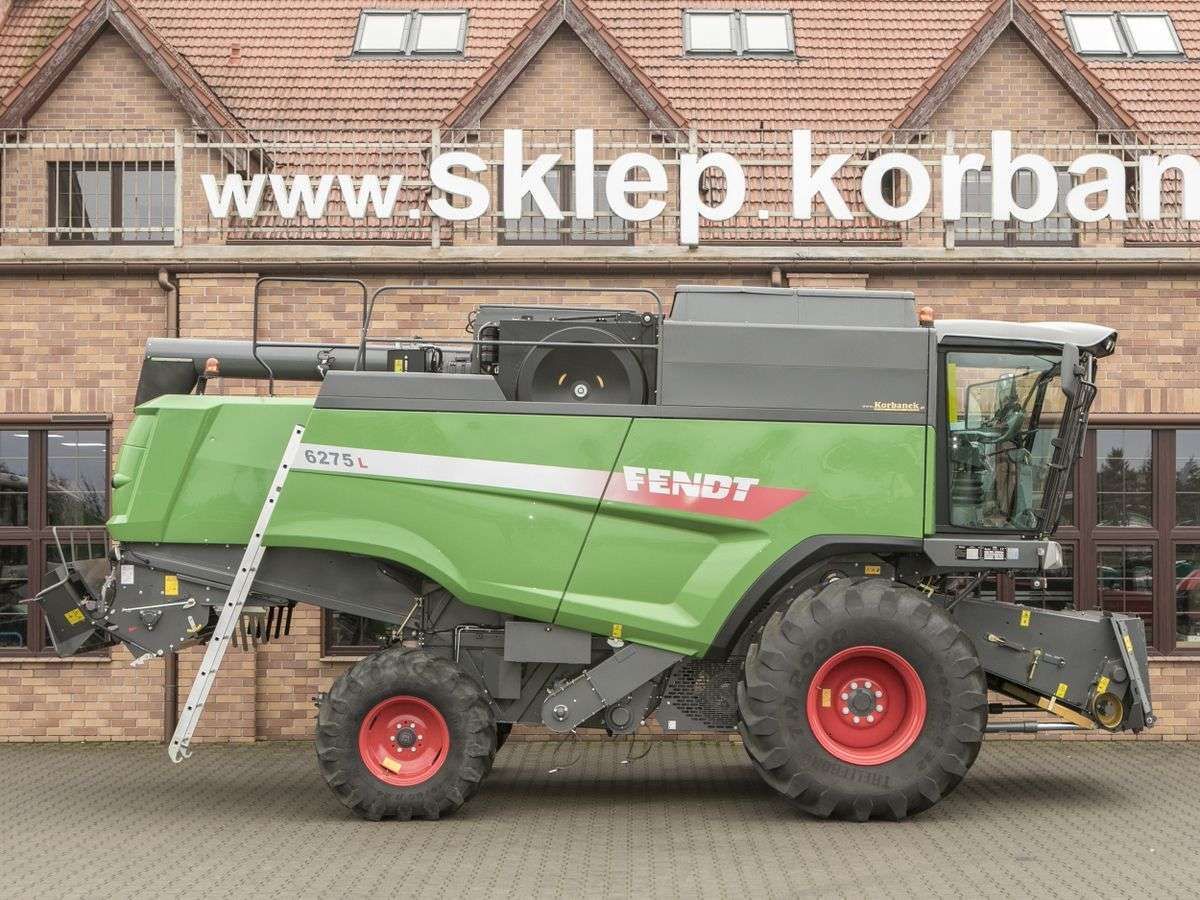 Stojący przed sklepem cześci spółki Korbanek kombajn zbożowy Fendt 6275 C