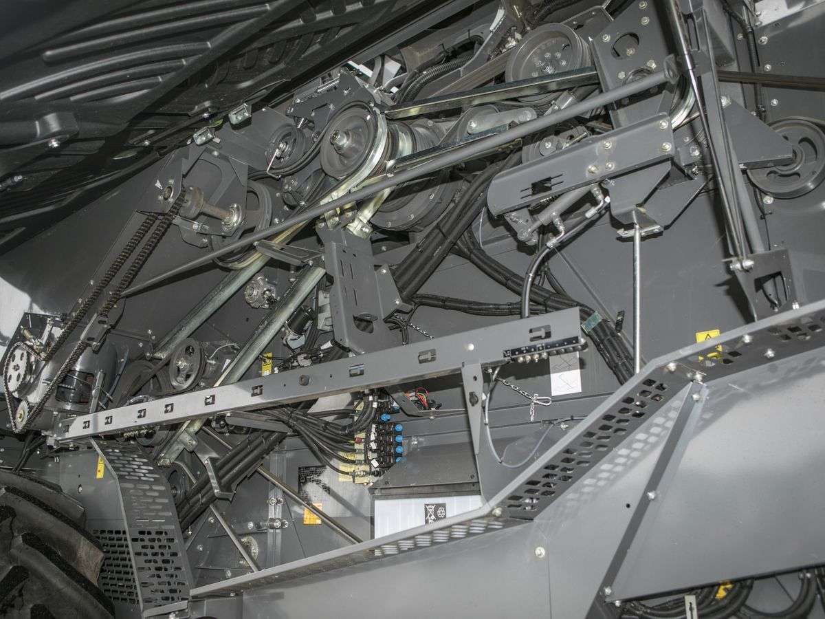 Napędy z lewej strony używanego kombajnu Fendt 6275 C koła pasowe paski przekładnie 