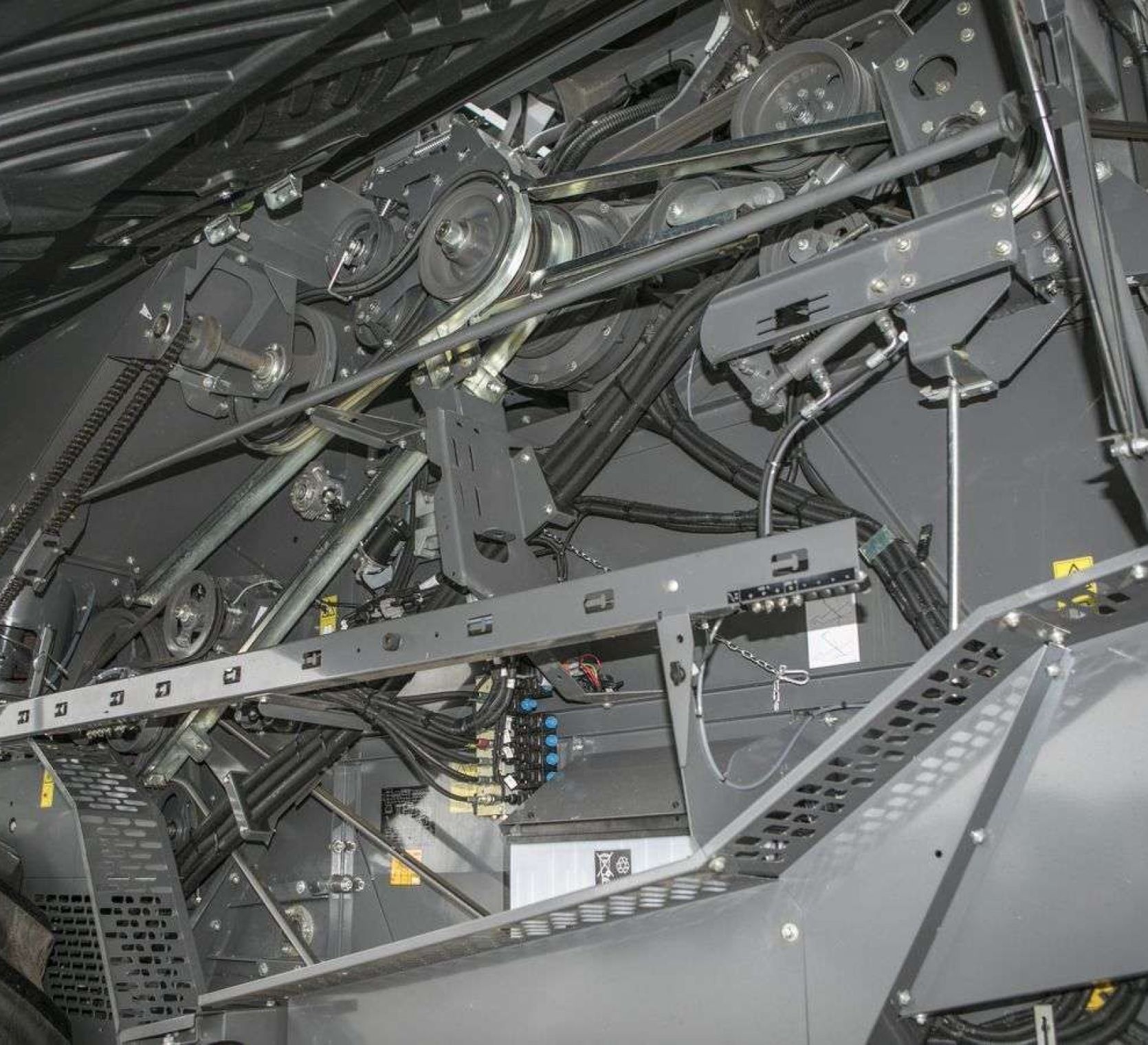 Napędy z lewej strony używanego kombajnu Fendt 6275 C koła pasowe paski przekładnie 