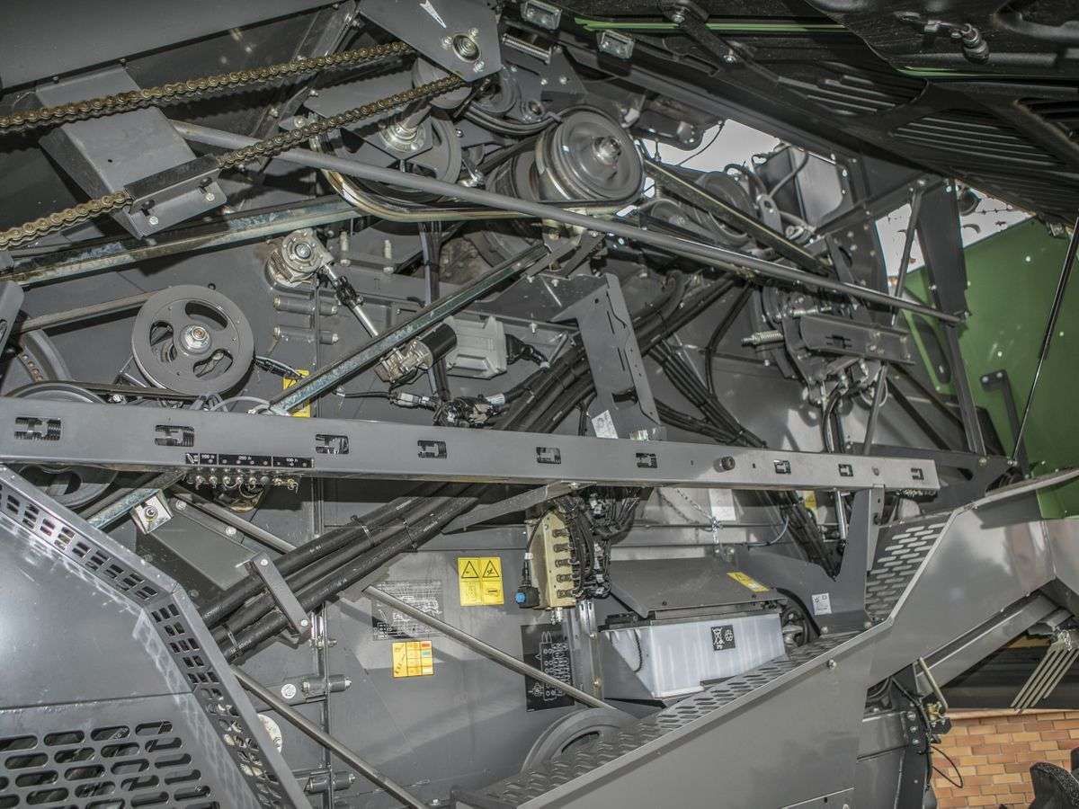 Kombajn Fendt 6275 C - napędy lańcuchowe i paski klinowe z lewej strony maszyny 