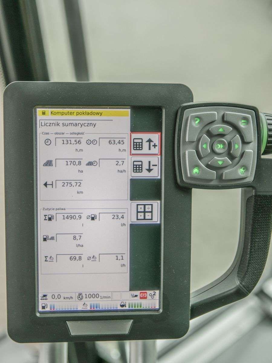 Włączony komputer pokładowy w Fendt 6275 C z wyświetlonymi informacjami ilość mtg  