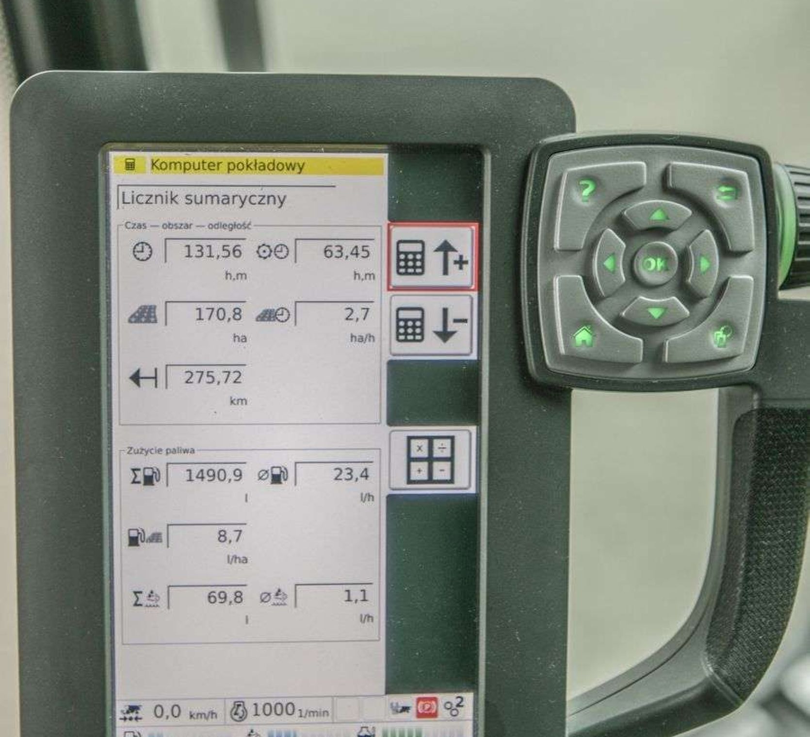 Włączony komputer pokładowy w Fendt 6275 C z wyświetlonymi informacjami ilość mtg  