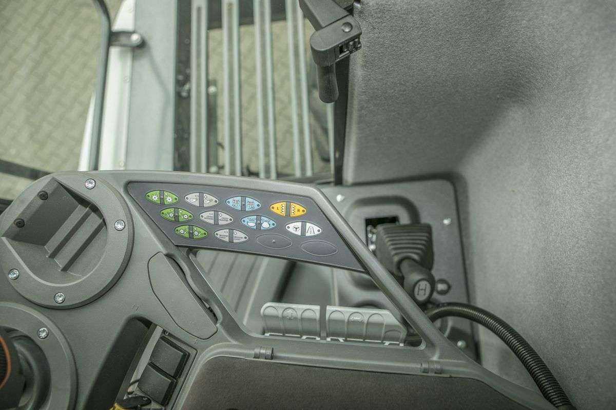 Panel sterujący kombajnem we wnętrzu komfortowej kabiny kombajnu Fendt 6275 C