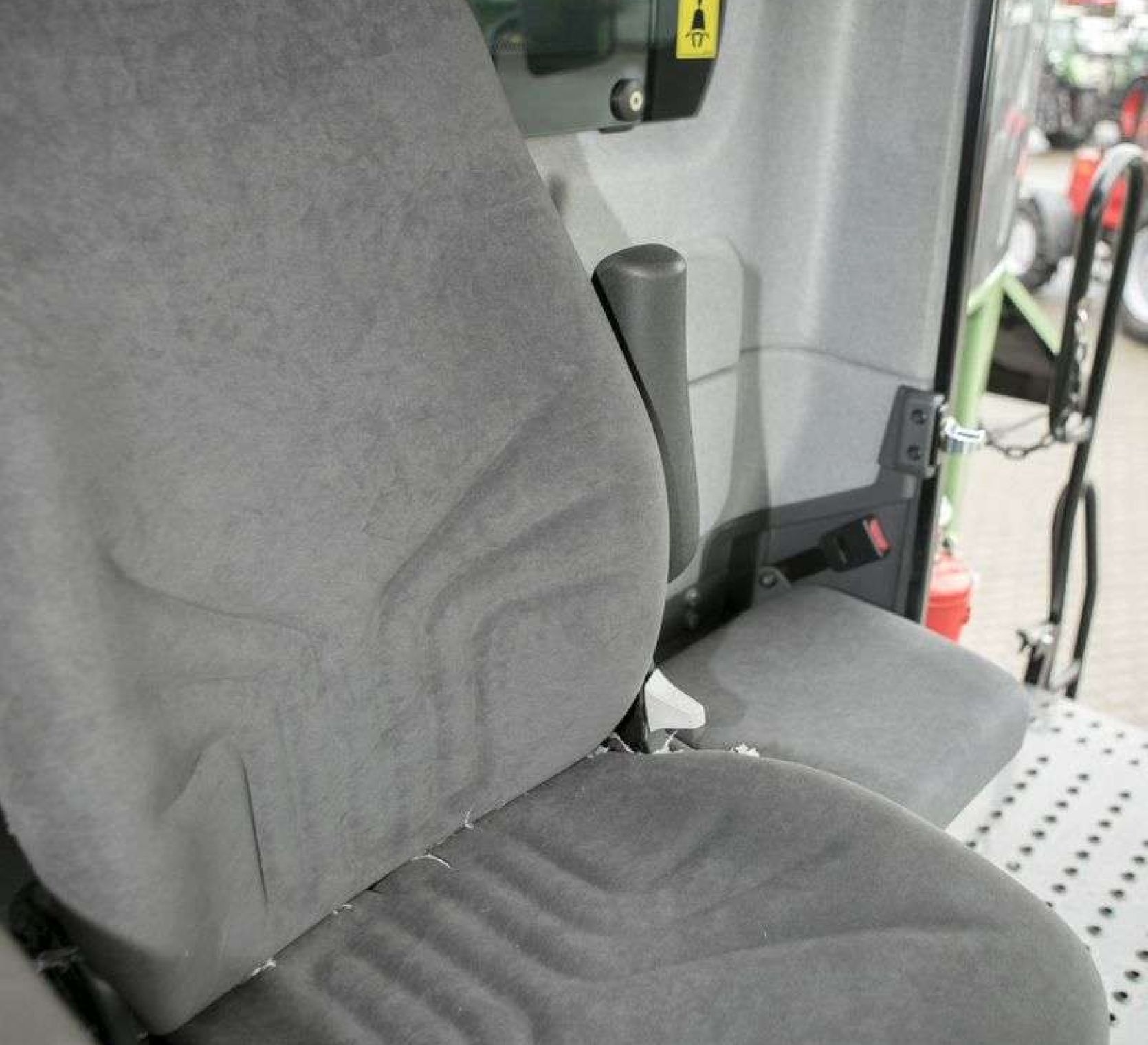 Komfortowy pneumatyczny fotel kierowcy w kombajnie używanym Fendt 6275 C