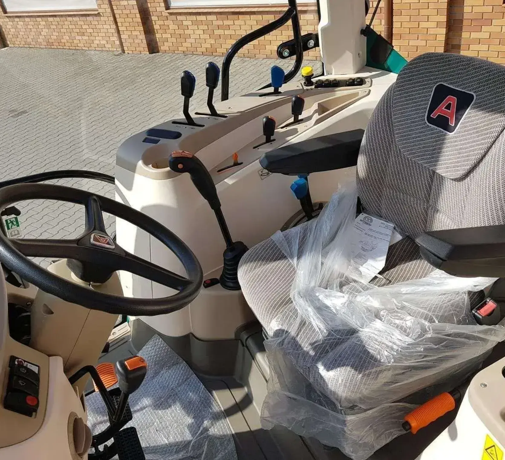 Wnętrze traktora Arbos 5100 global 
