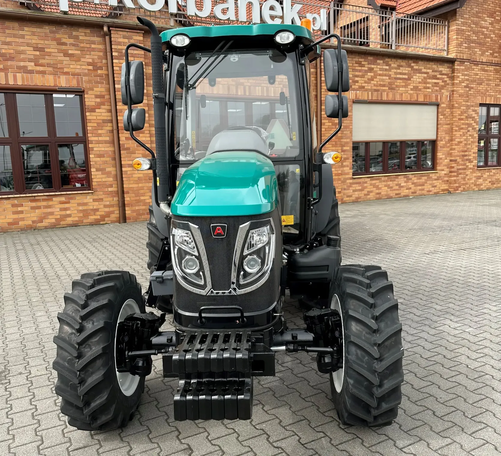 Ciągnik rolniczy Arbos 3075 z przyczepą Metal-Fach w promocji