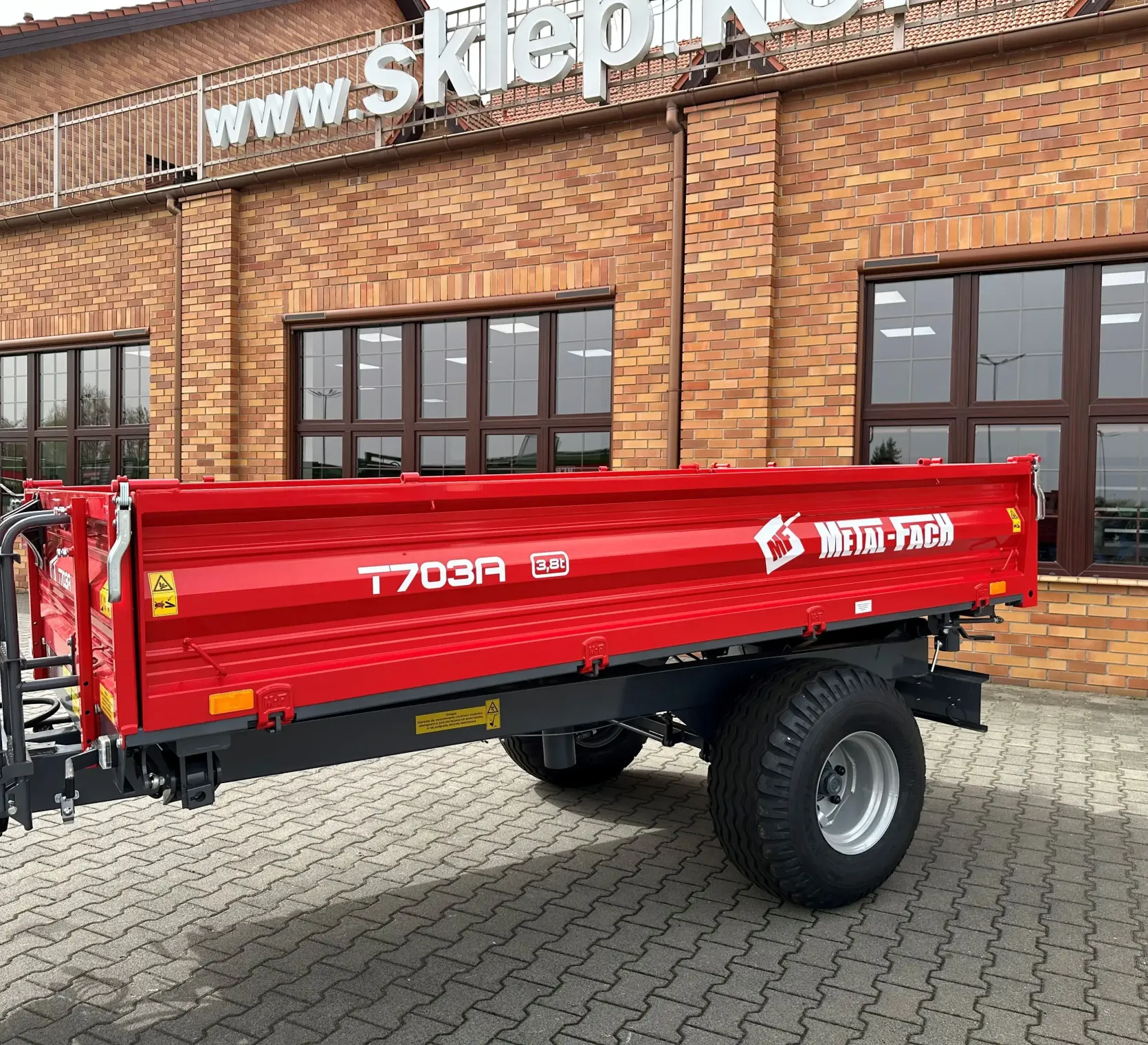 Przyczepa wywrotka jednoosiowa T703A/1 o ładowności 3,8 tony firmy Metal-Fach dla firm komunalnych