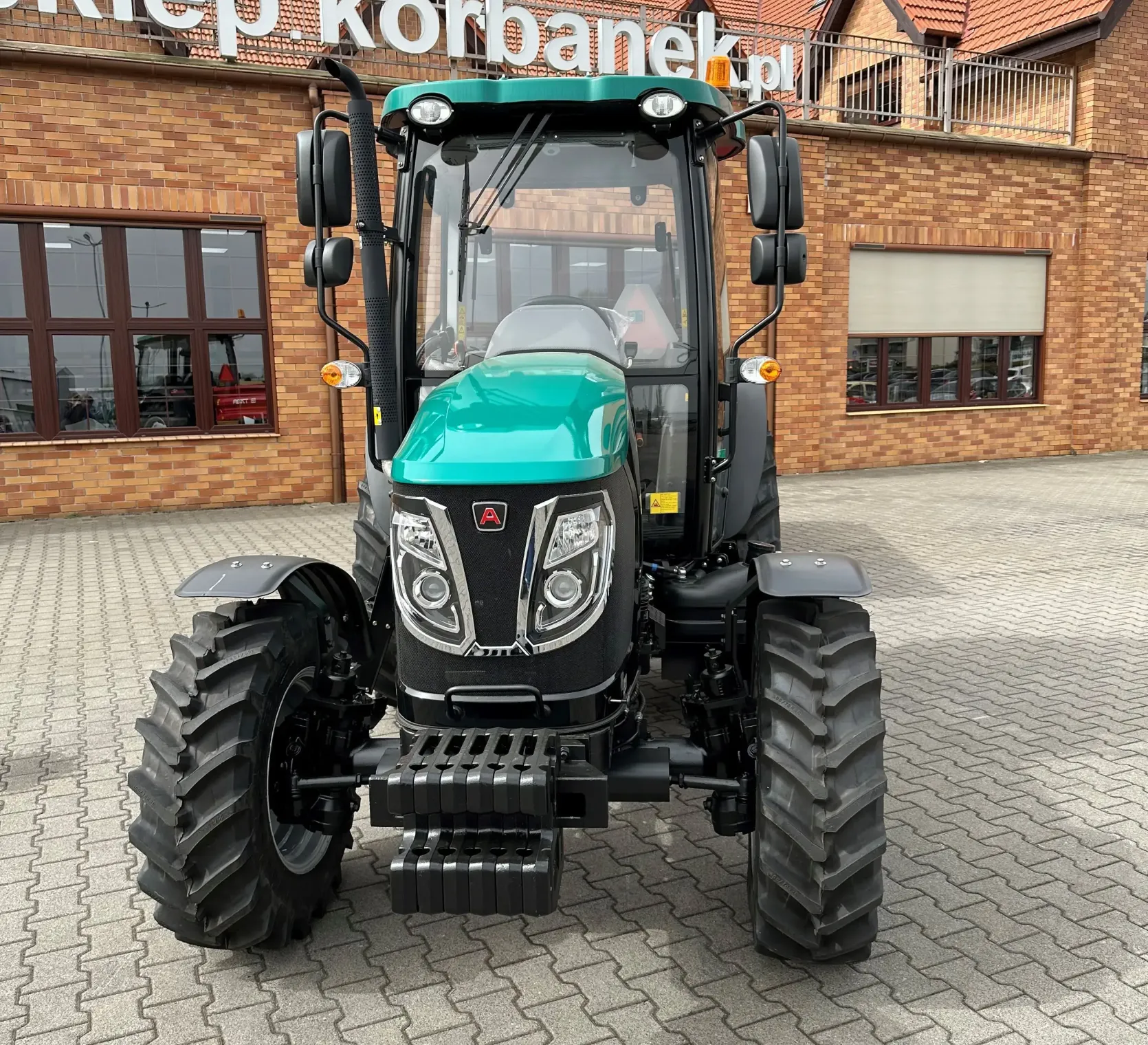 Ciągnik rolniczy Arbos 3065 z przyczepą Metal-Fach w promocji