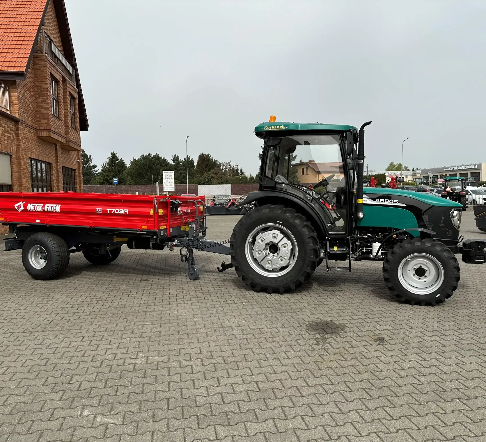 Ciągnik rolniczy Arbos 3065 w promocji z przyczepą Metal-Fach