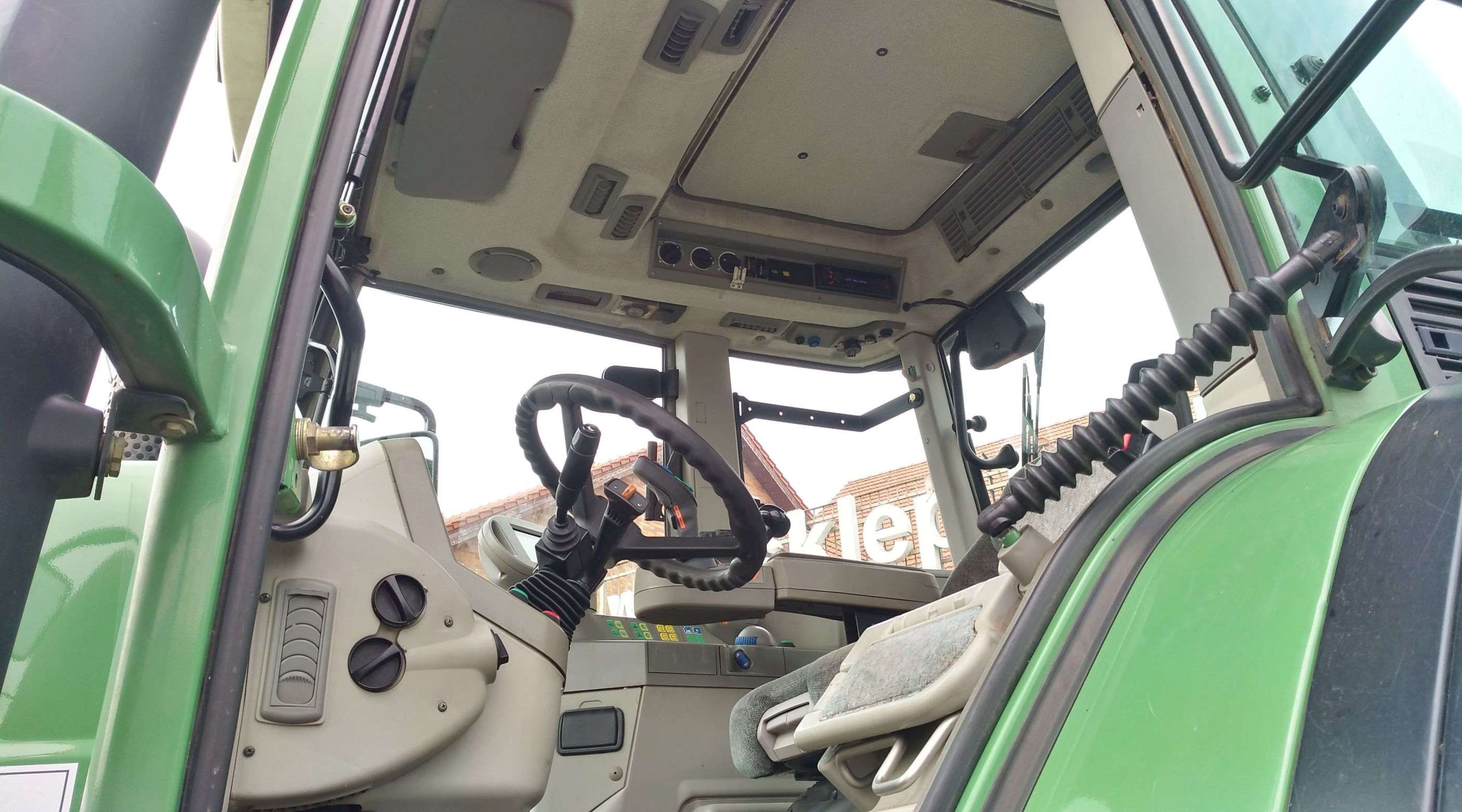 Wnętrze kabiny ciagnika Fendt 818 widok z lewej strony