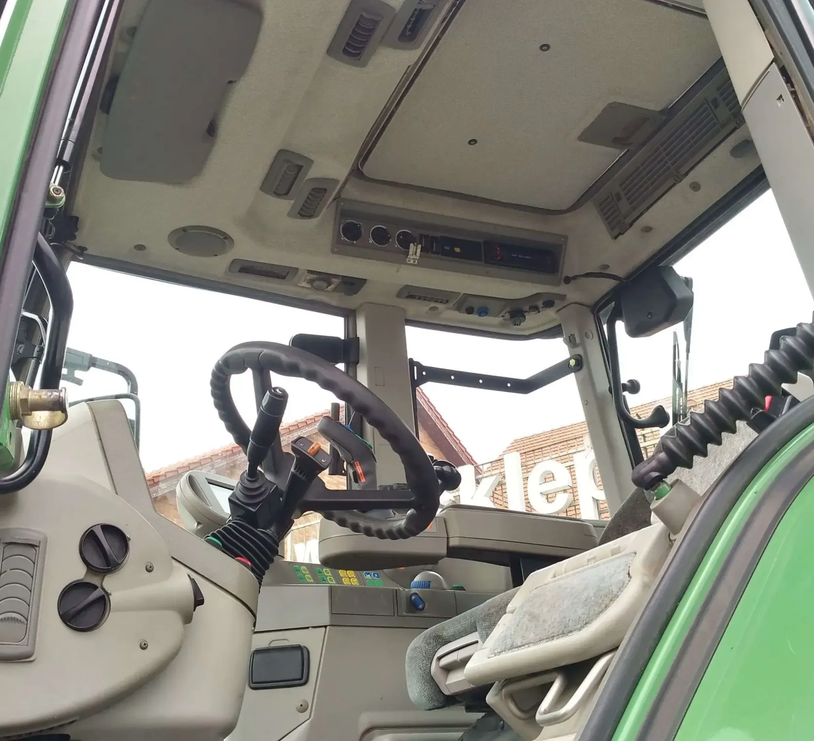 Wnętrze kabiny ciagnika Fendt 818 widok z lewej strony