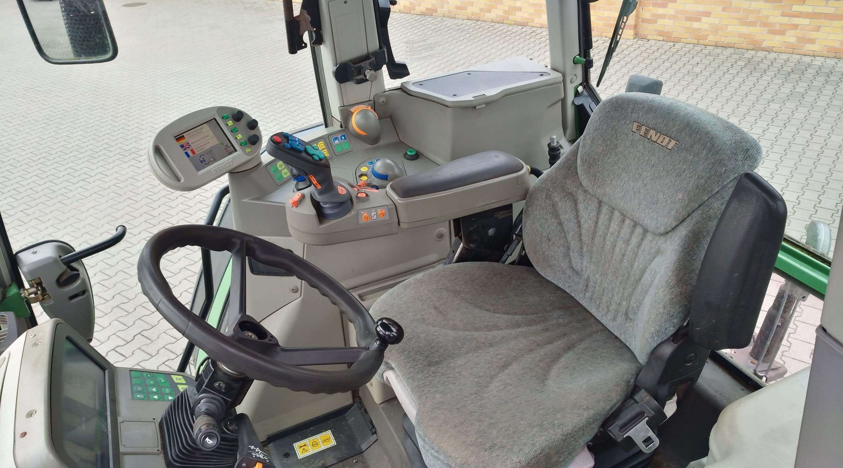 Wnętrze kabiny ciągnika Fendt 818 widok na fotel i kierownicę