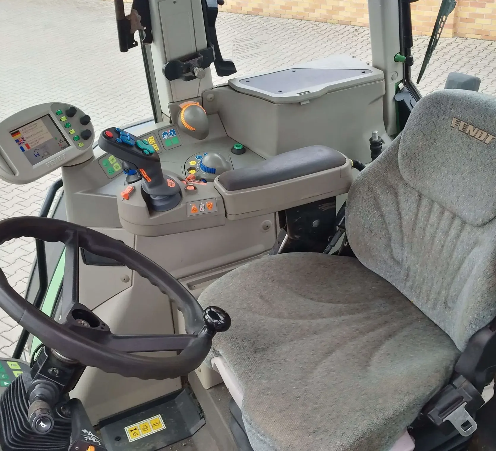 Wnętrze kabiny ciągnika Fendt 818 widok na fotel i kierownicę