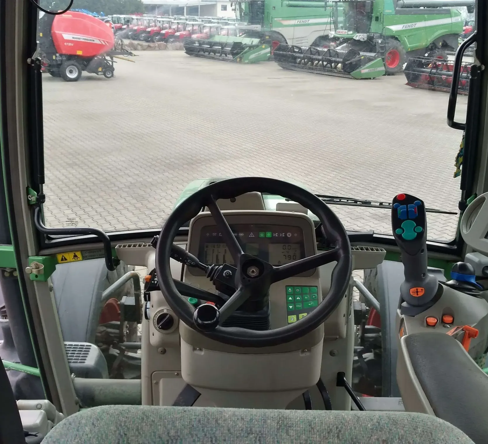 Wnętrze kabiny w używanym ciągniku Fendt 818 Vario widok na deskę rozdzielczą i komputer 