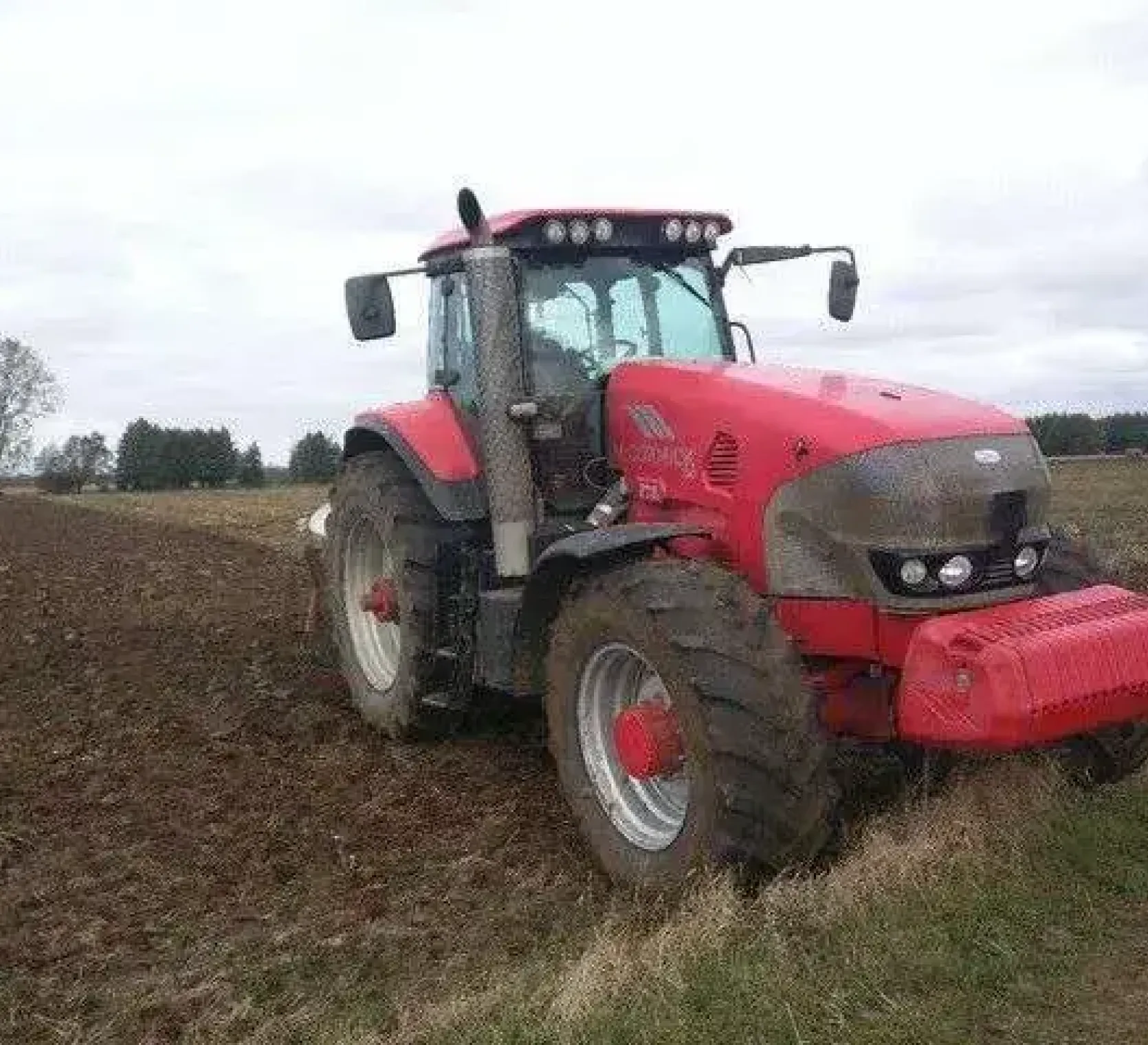 Używany ciągnik McCormick ZTX260 podczas ciężkiej pracy przy orce 
