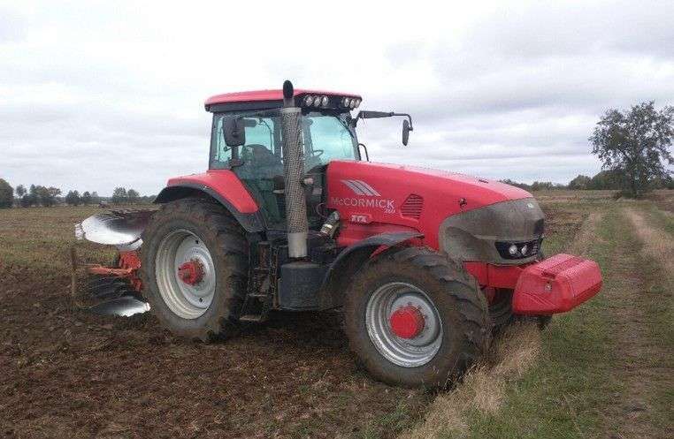 Używany ciągnik rolniczy McCormick ZTX260 podczas pracy w polu przy orce 