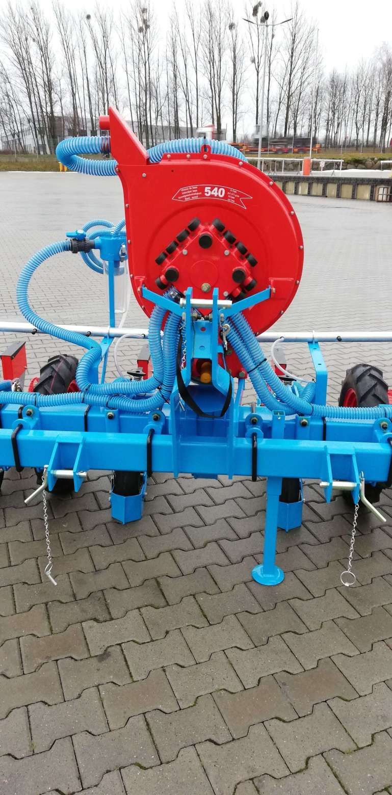 Turbina i pneumatyczny układ do czyszczenia otworów tarczy wysiewających