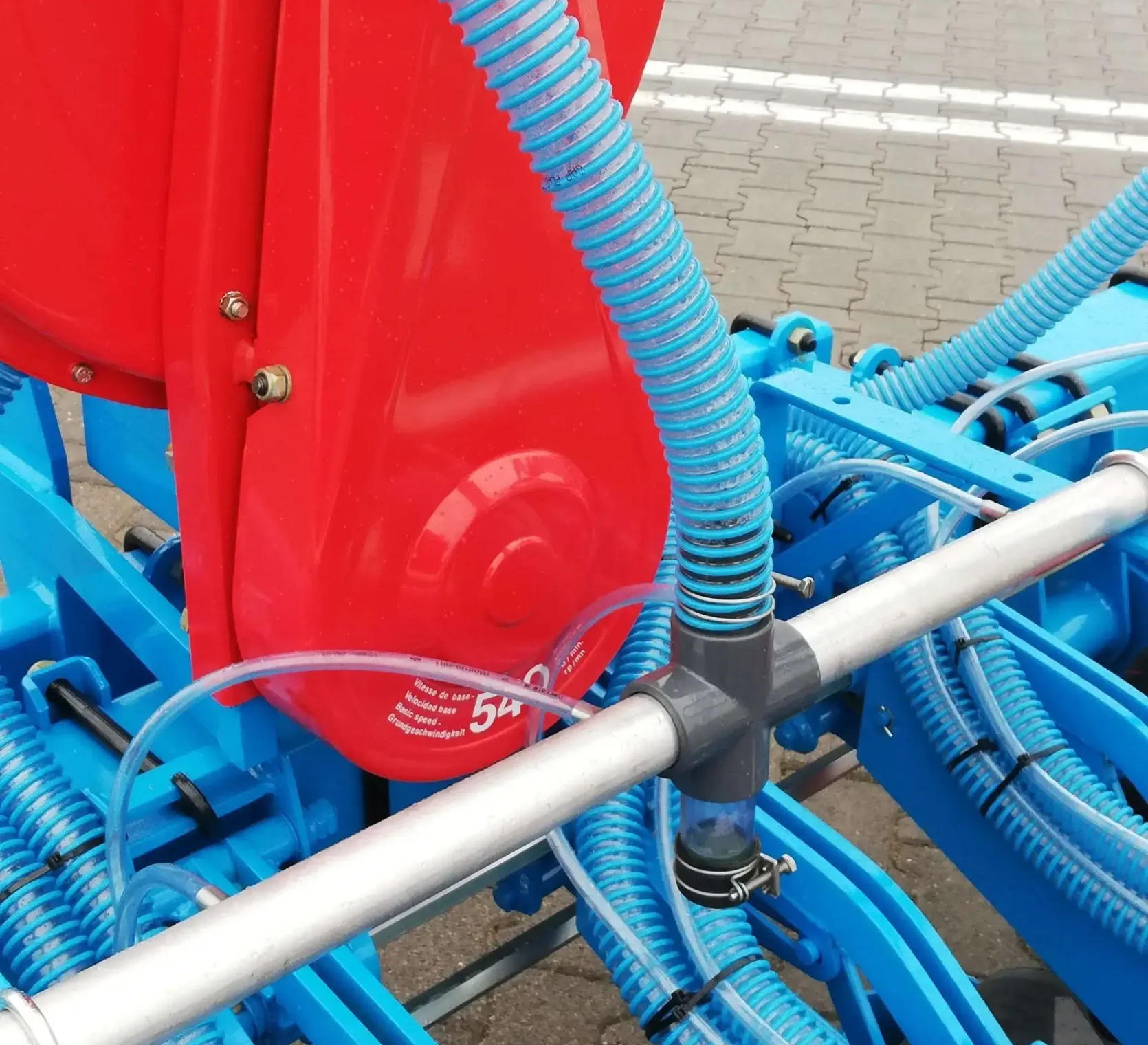 Turbina plus pneumatyczny układ do czyszczenia otworów tarczy wysiewających