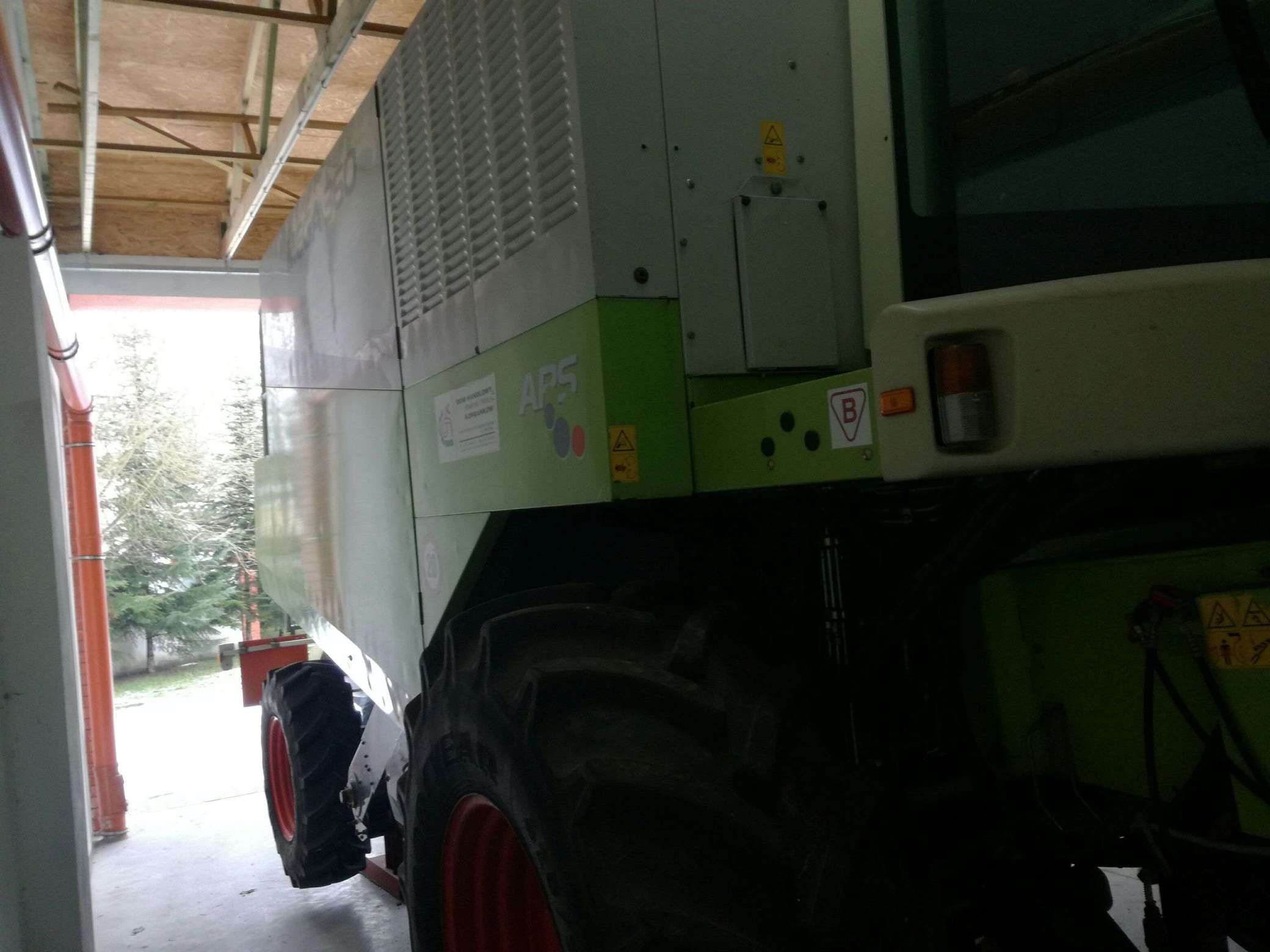 Prawy bok kombajn zbożowy Claas Mega 360