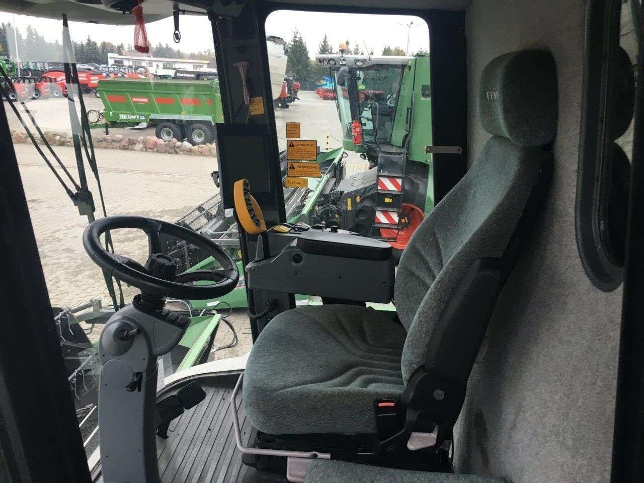 Klimatyzowana kabina kombajnu Fendt 8370 zdjęcie wnętrza z lewej strony w tle plac maszyn korbanek.pl