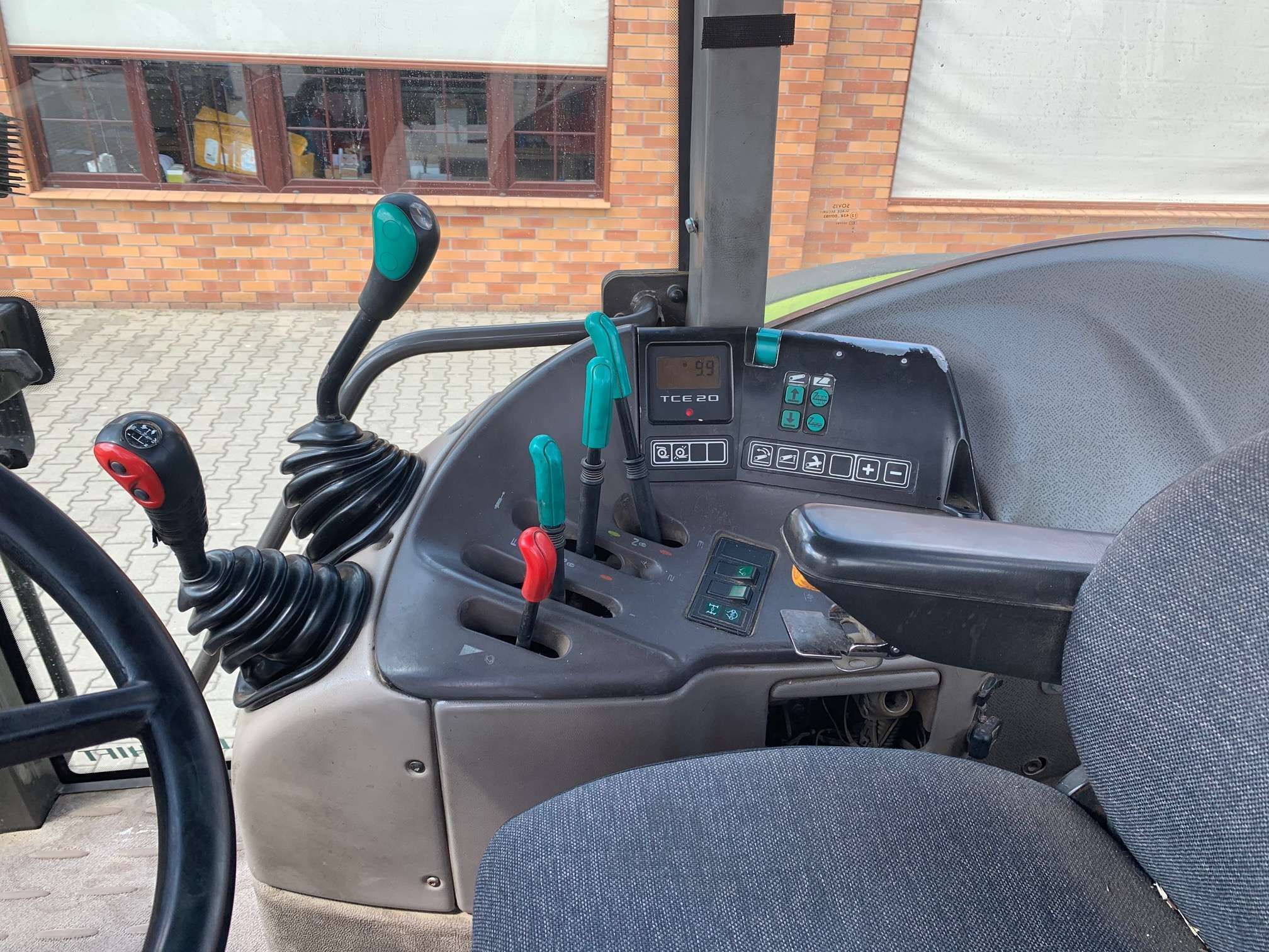 Sterowanie w ciągniku Renault Ares