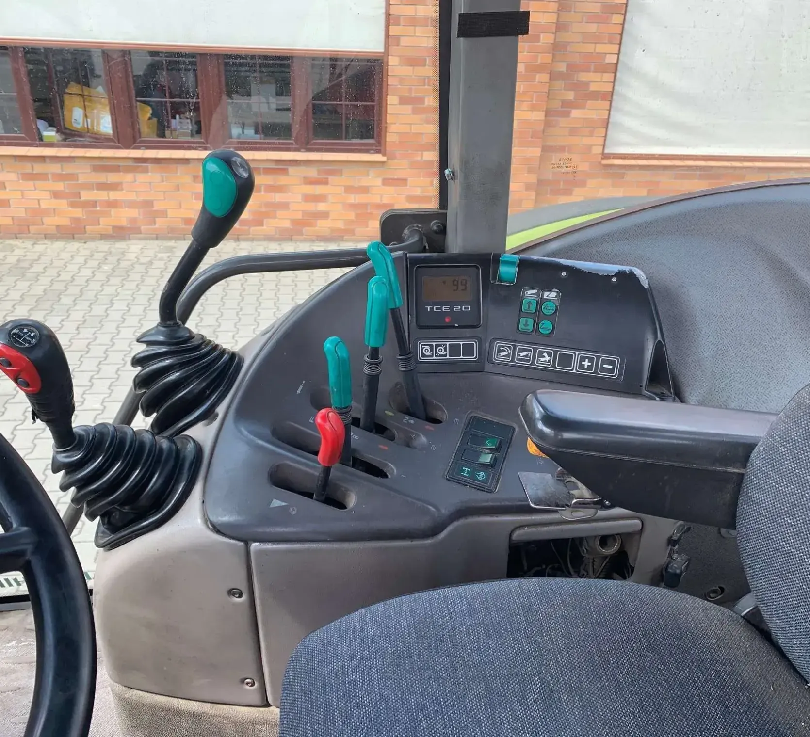 Sterowanie w ciągniku Renault Ares