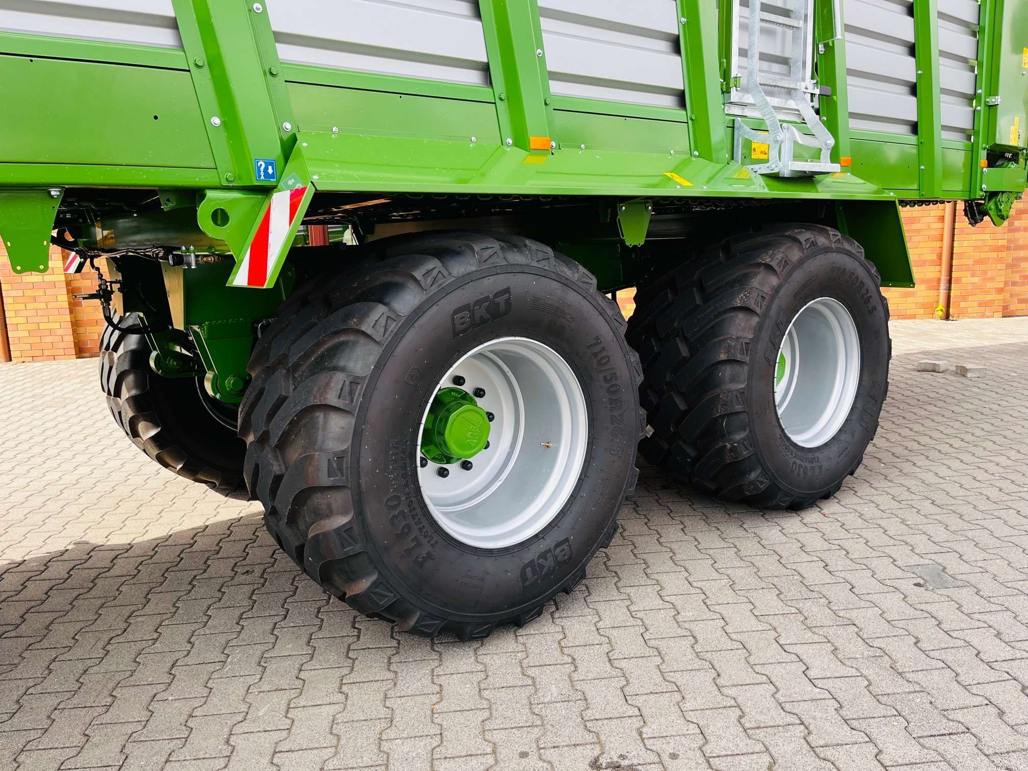 Przyczepa samozbierająca do zielonek BERGMANN Carex 410 S