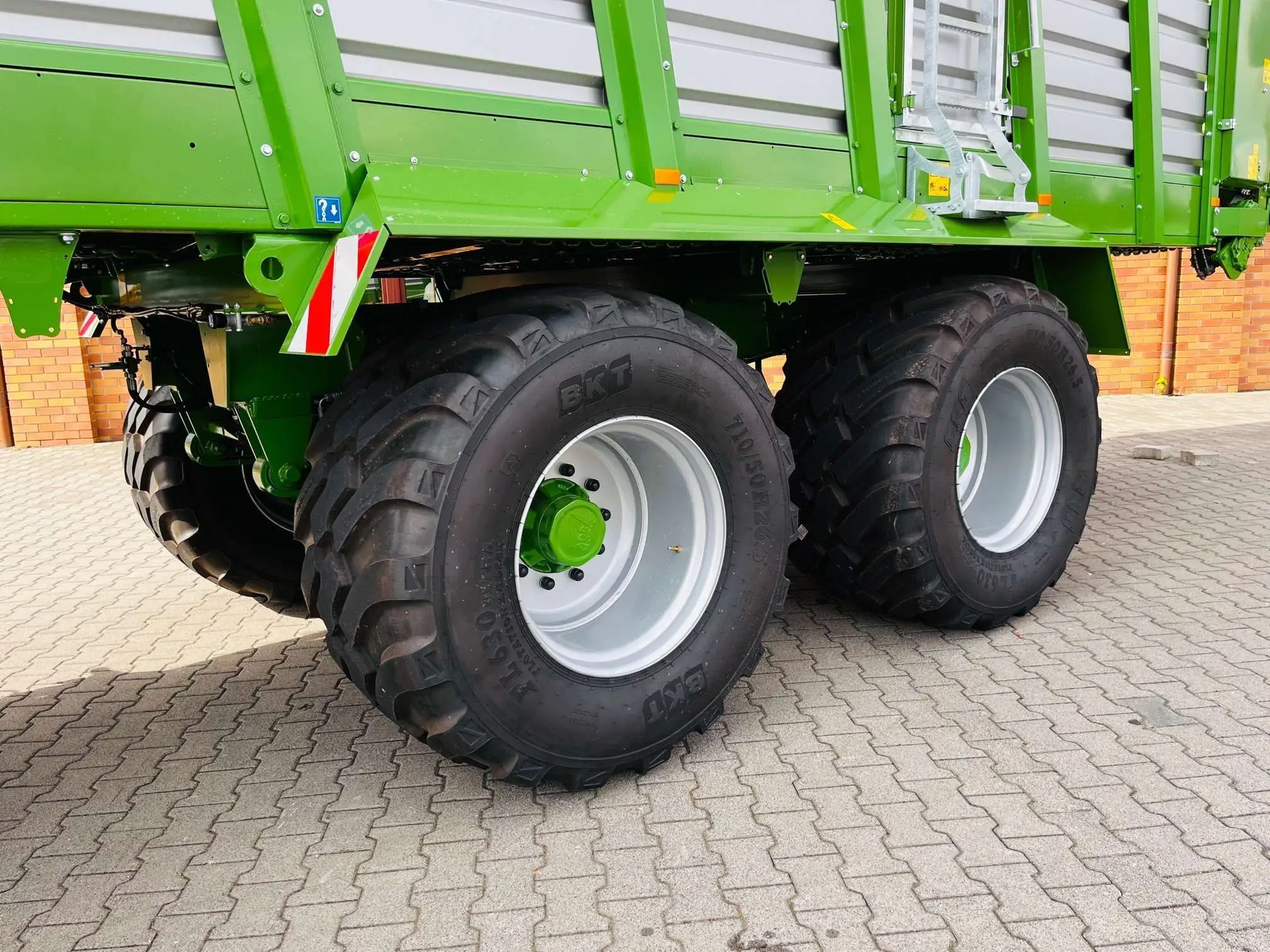 Przyczepa samozbierająca do zielonek BERGMANN Carex 410 S