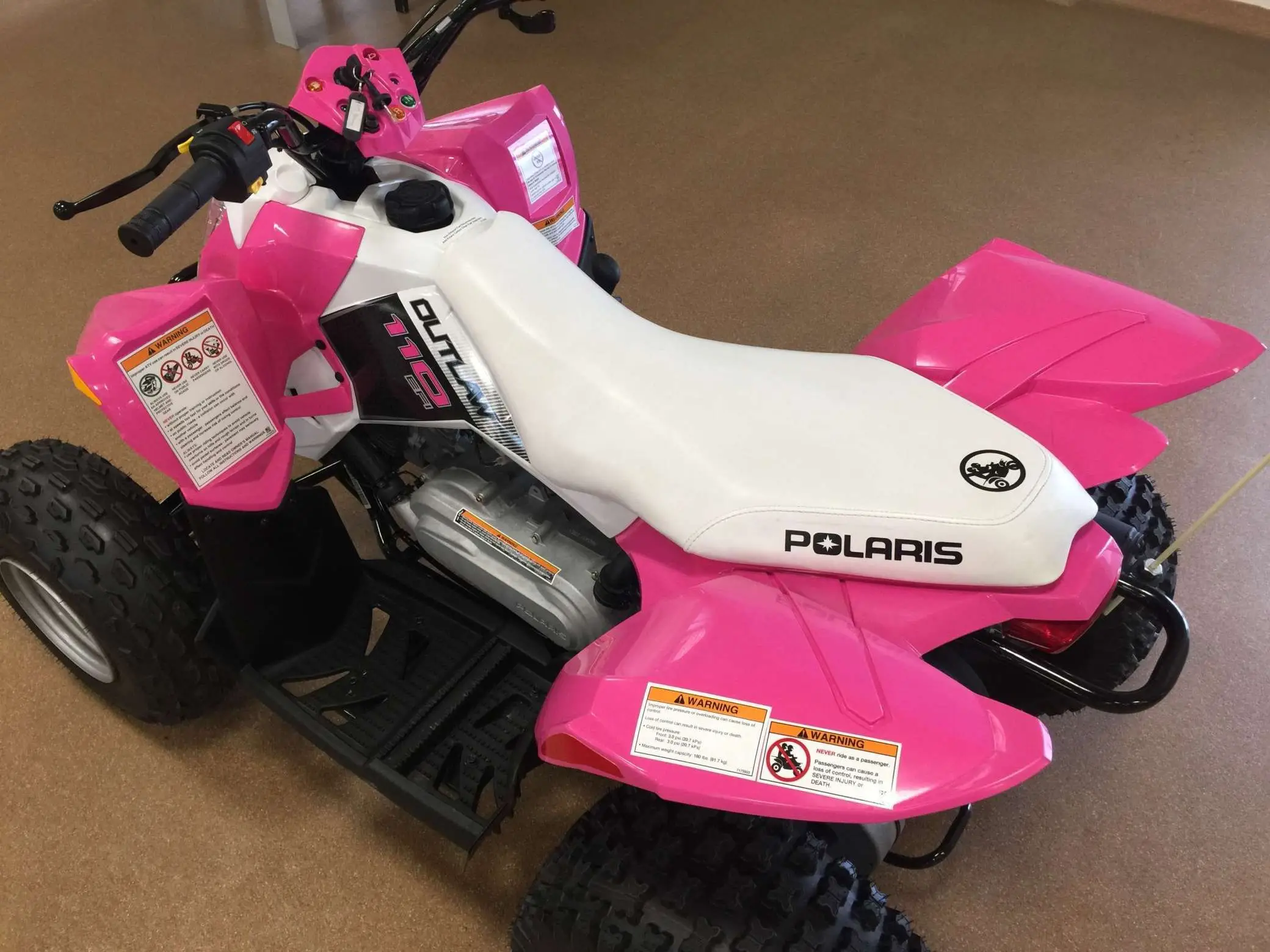 Białe siedzisko różowego quada Outlaw 110 z www.korbanek.pl