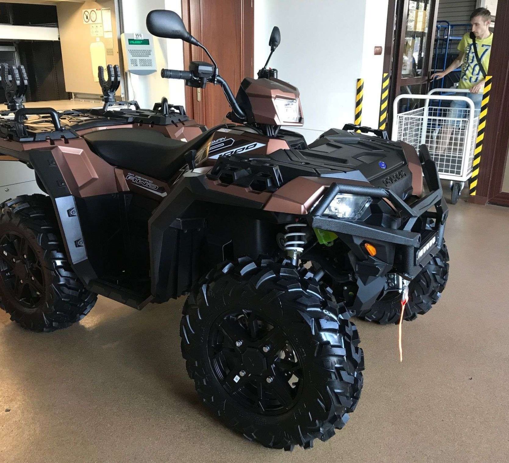 Przedni bagażnik o pakowności 55 kg w quadzie polaris sportsman XP 1000 FALCON od firmy korbanek