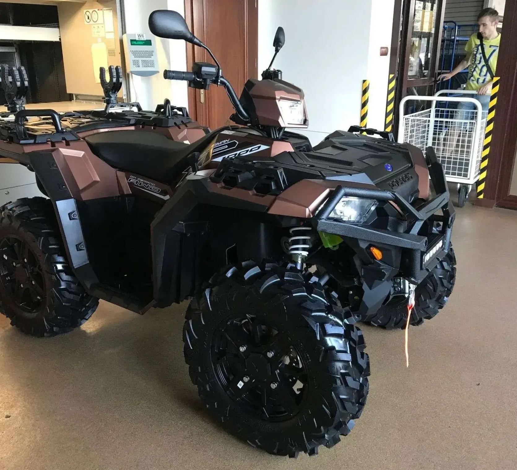 Przedni bagażnik o pakowności 55 kg w quadzie polaris sportsman XP 1000 FALCON od firmy korbanek