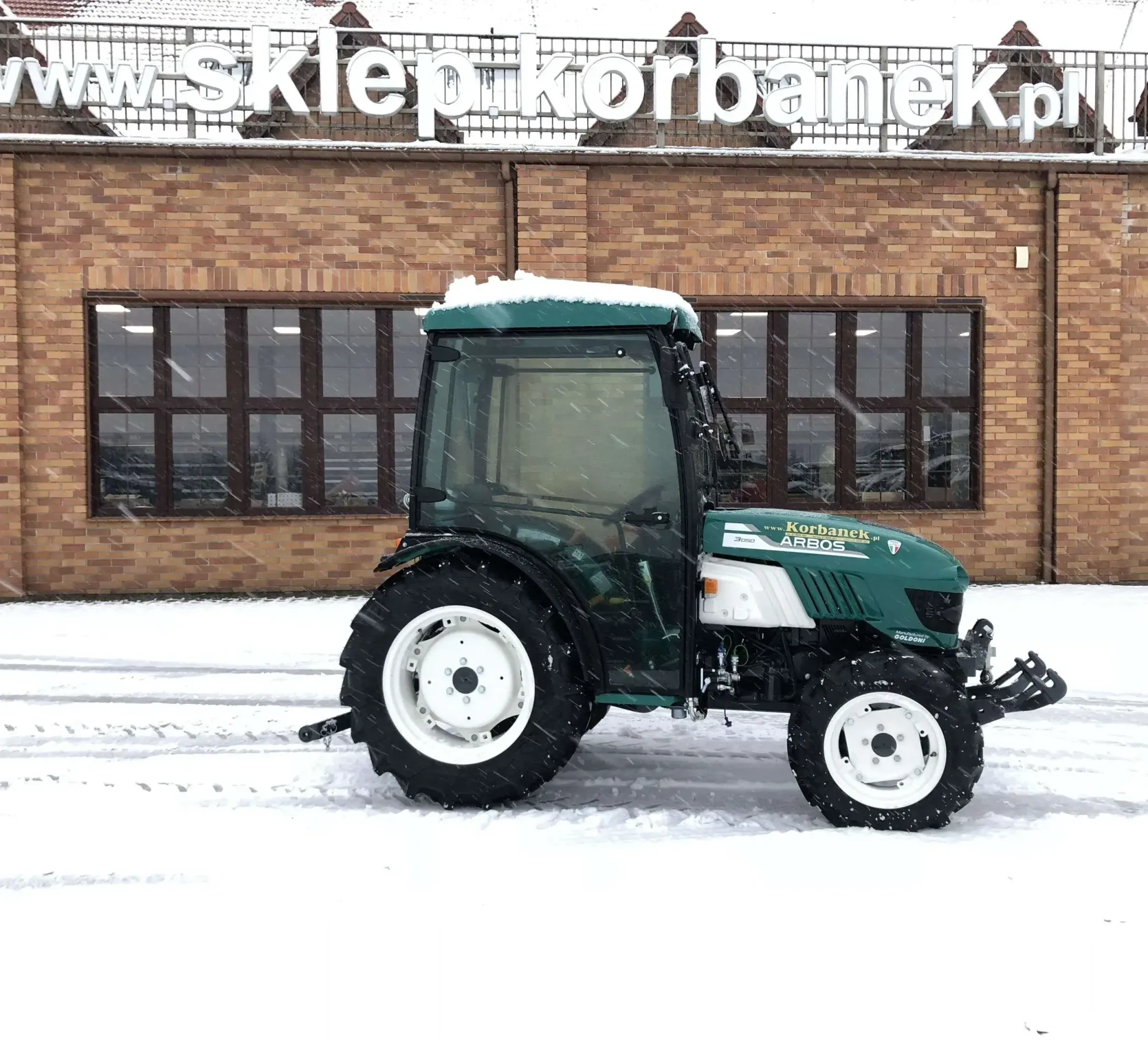 Arbos 3050 sadownik na tle sklepu części korbanek