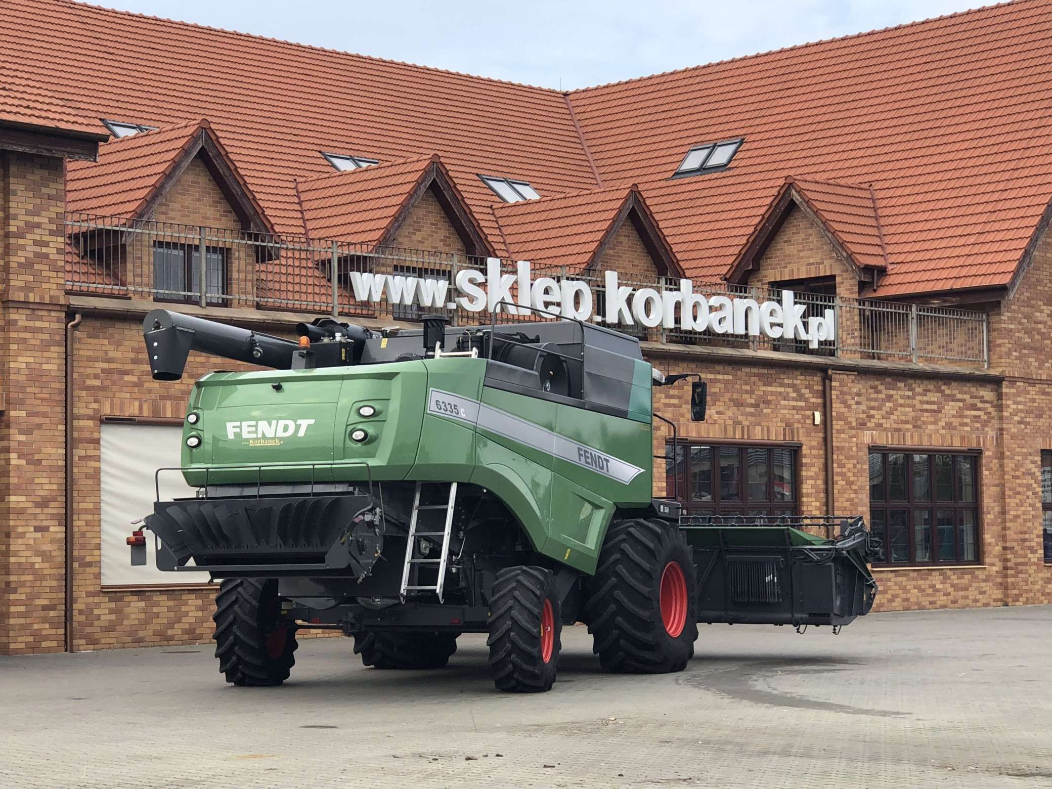 Zbiornik na ziarno 9000 l w kombajnie używanym Fendt 6335 C 