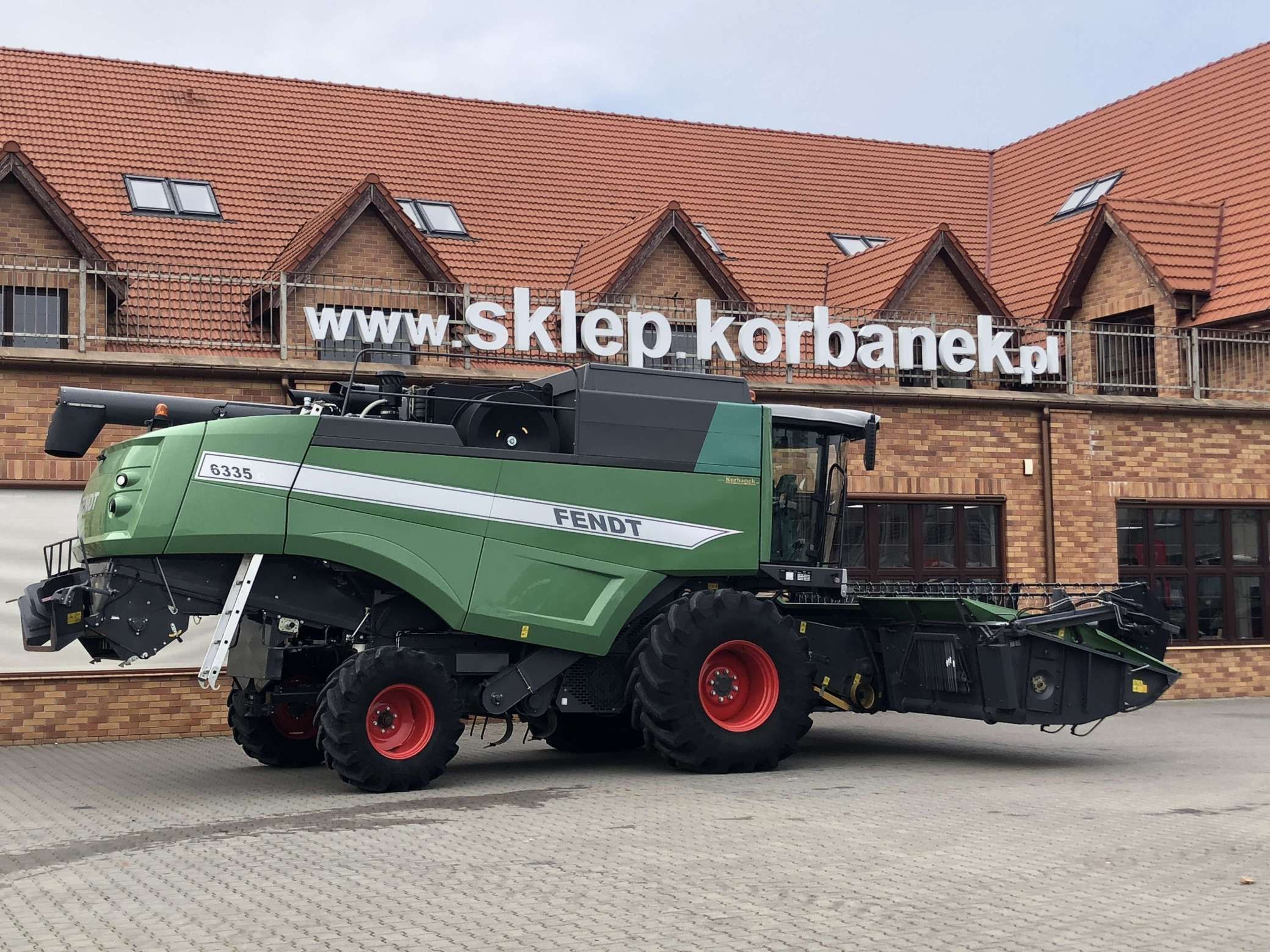 Heder FT 620 PowerFlow z 2 kosami do zbioru rzepaku zamontowany na kombajni Fendt 6335 C
