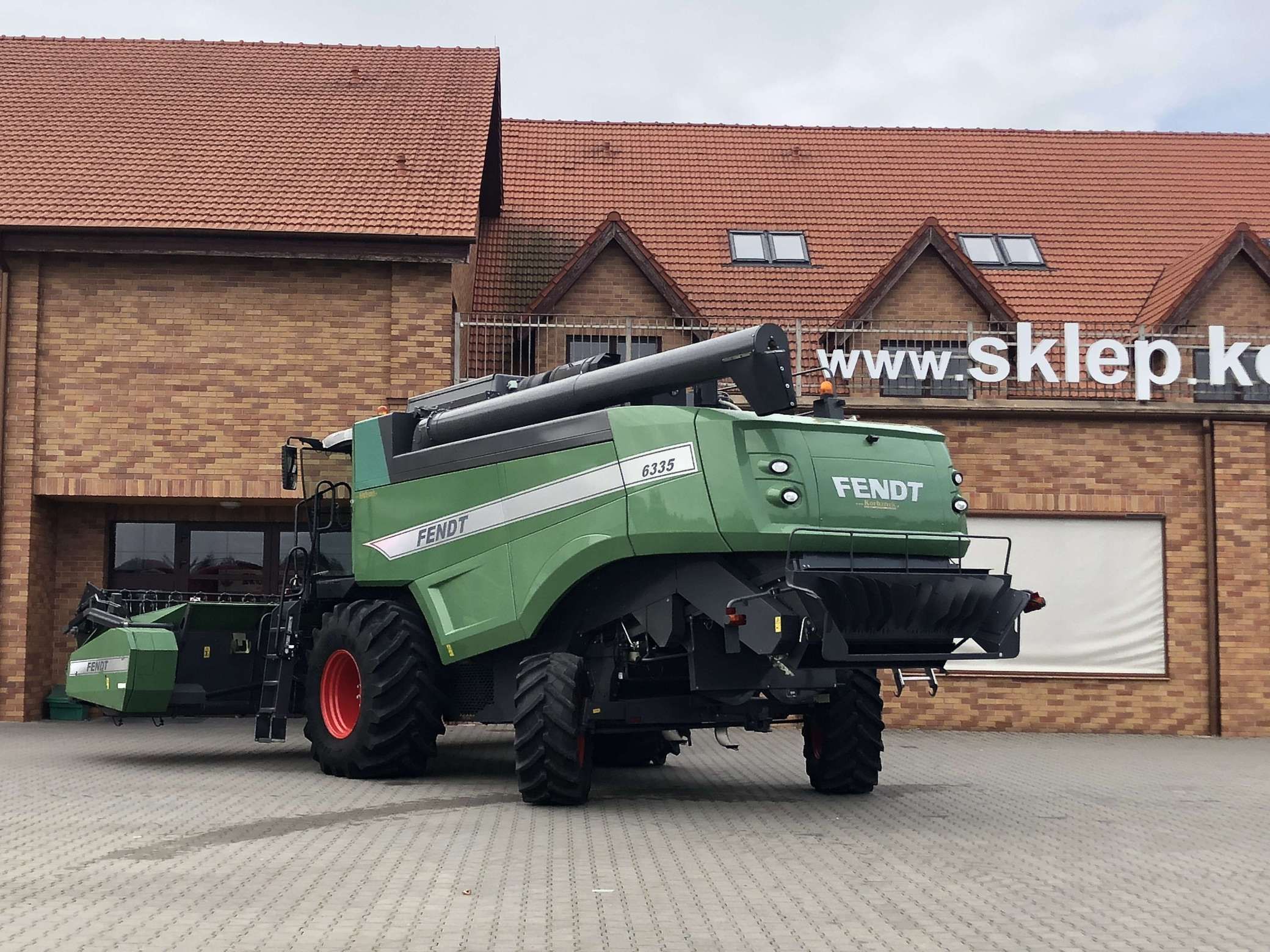 Tył używanego kombajnu Fendt 6335 C stojącego na placu maszyn rolniczych firmy Korbanek 