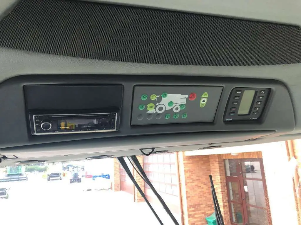 Wmontowana na górze kabiny instalacja radiowa uzywanego kombajnu zbożowego Fendt 6335 C