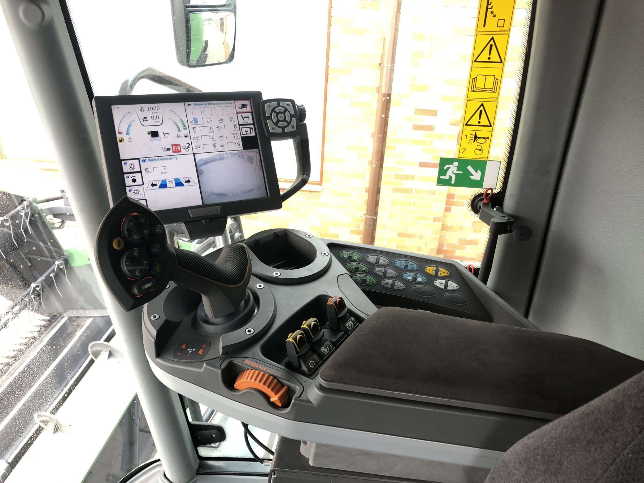 Terminal Variotronic w kabinie kombajnu zbożowego Fendt 6335 C