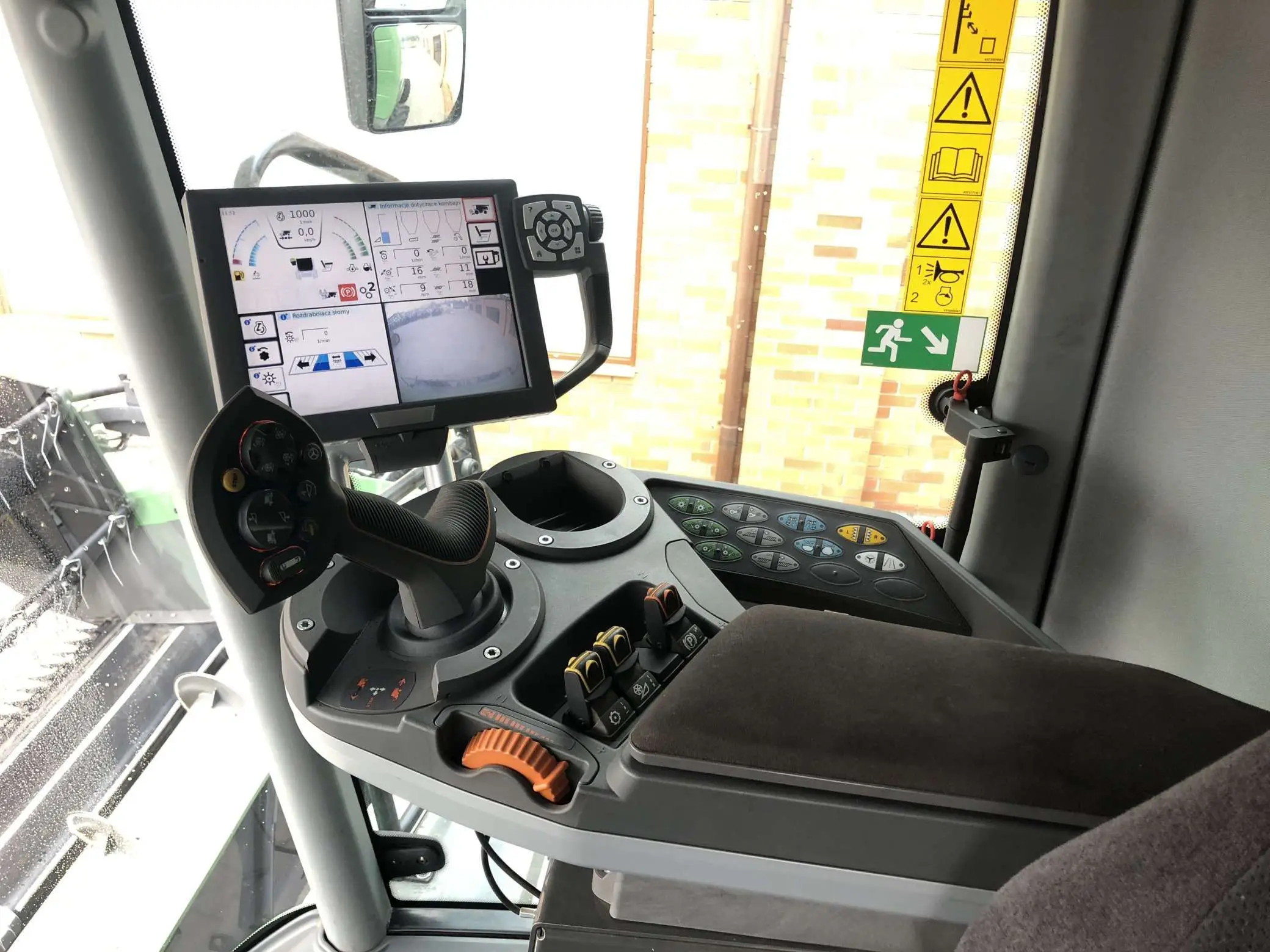 Terminal Variotronic w kabinie kombajnu zbożowego Fendt 6335 C
