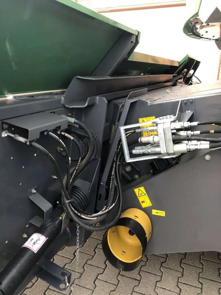 Multizłącze hydrauliczne w kombajnie Fendt 6330 C od www.korbanek.pl