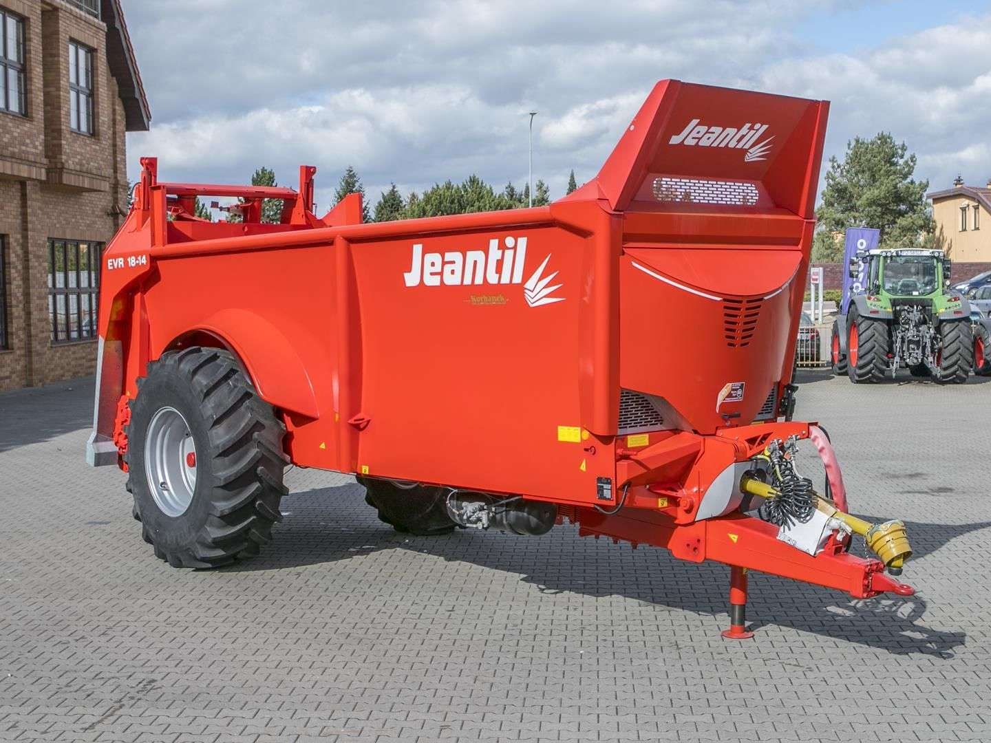 Przud rozrzutnika obornika Jeantil EFR 18 z belką zaczepową i hydrauliczna stopą podporową
