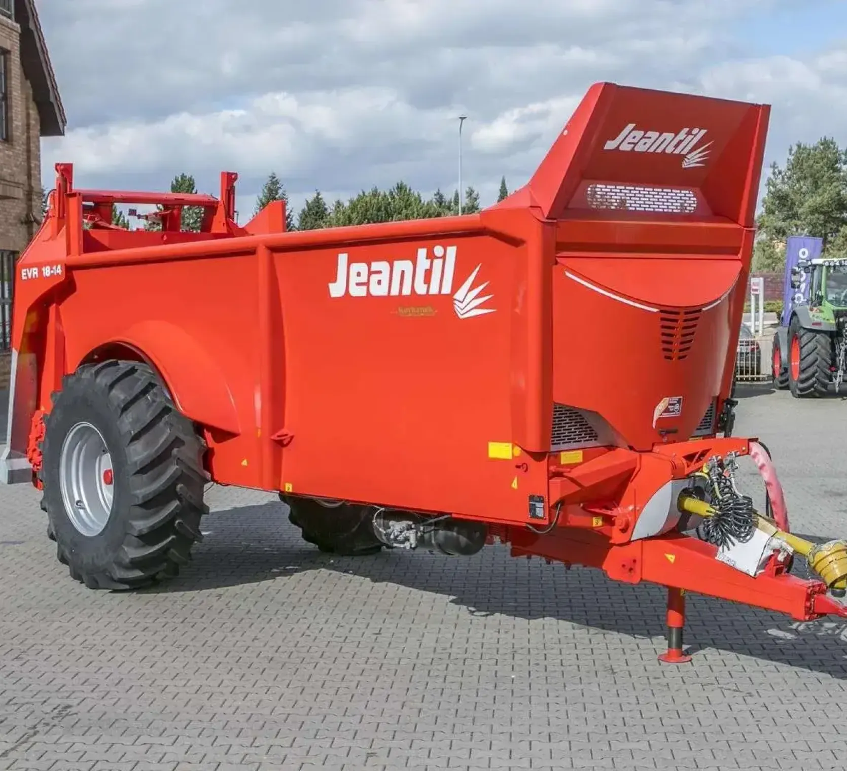 Przud rozrzutnika obornika Jeantil EFR 18 z belką zaczepową i hydrauliczna stopą podporową