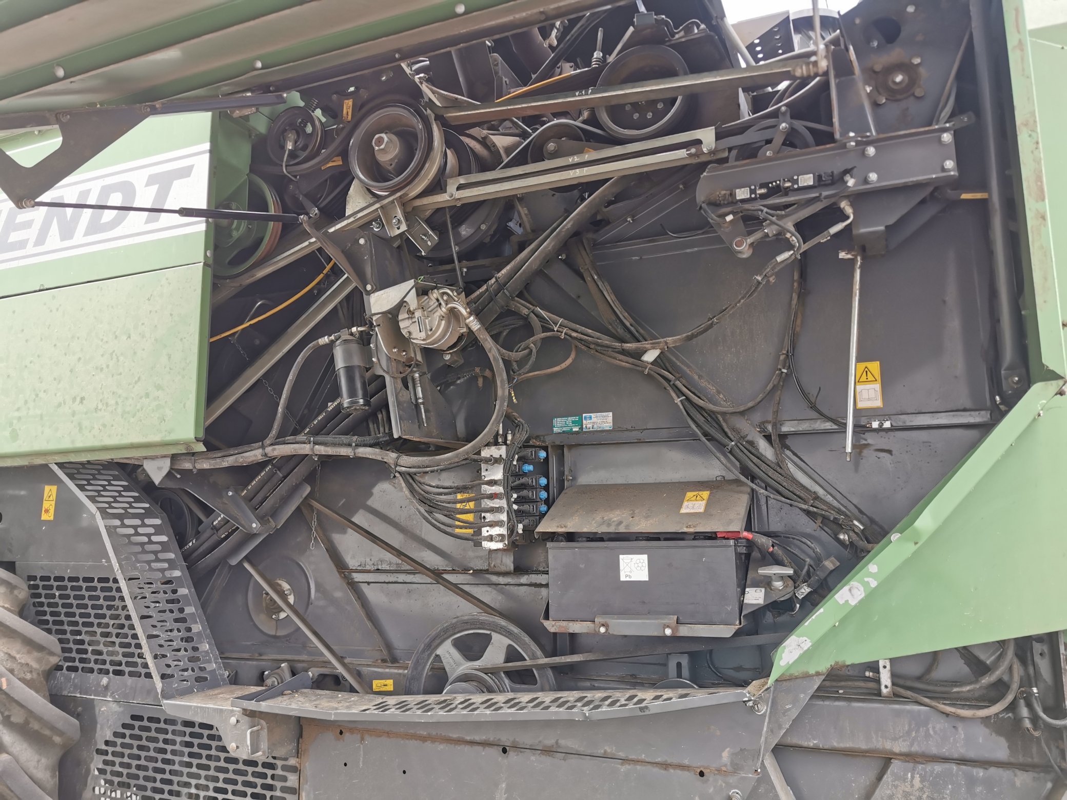 Kombajn-zbozowy-fendt-5220-5-klawiszy-wytrzasaczy-stan-bardz-dobry-korbanek-pierwszy-wlasciciel