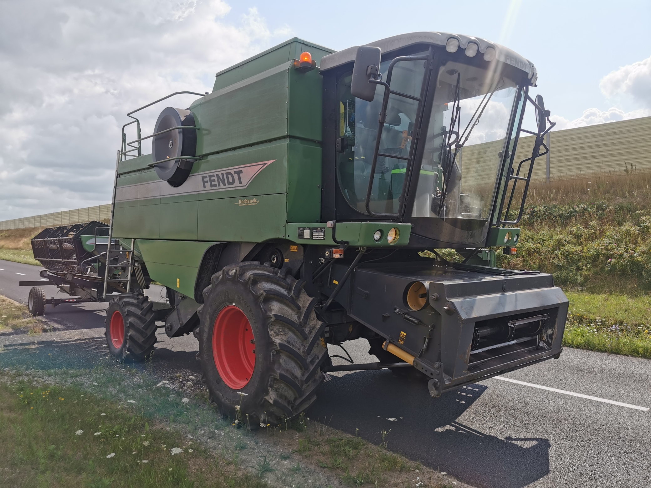 Kombajn-zbozowy-fendt-5220-5-klawiszy-wytrzasaczy-stan-bardz-dobry-korbanek-pierwszy-wlasciciel