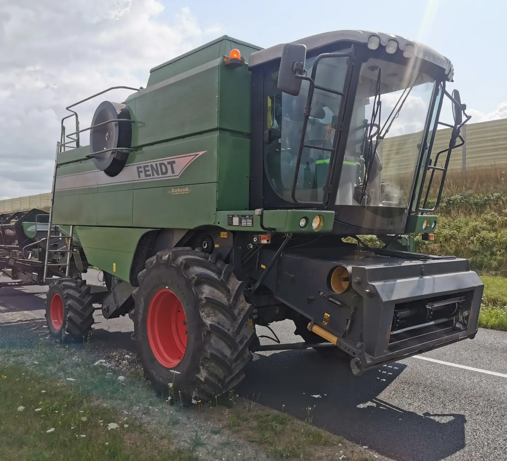 Kombajn-zbozowy-fendt-5220-5-klawiszy-wytrzasaczy-stan-bardz-dobry-korbanek-pierwszy-wlasciciel