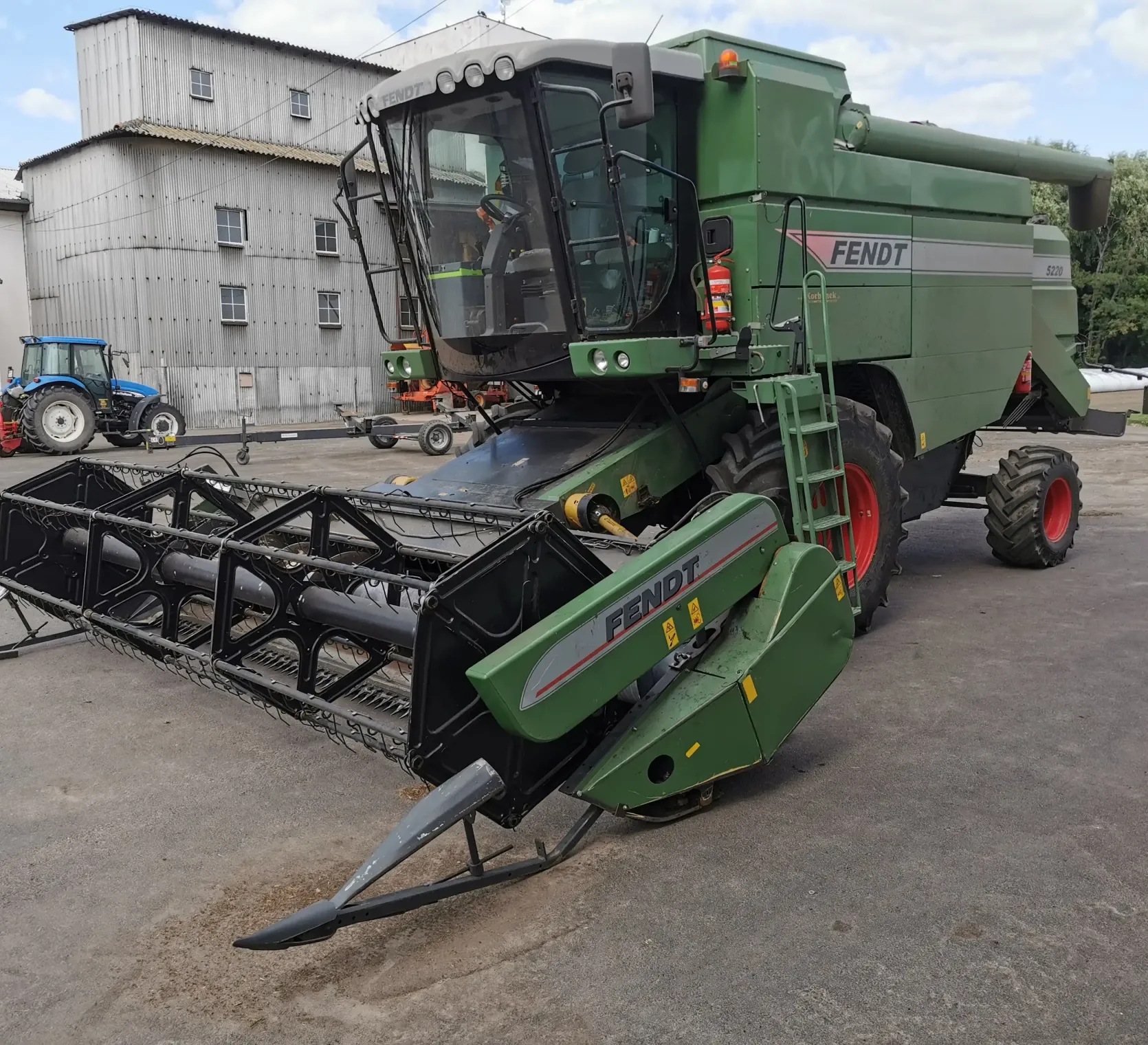 Kombajn-zbozowy-fendt-5220-5-klawiszy-wytrzasaczy-stan-bardz-dobry-korbanek-pierwszy-wlasciciel