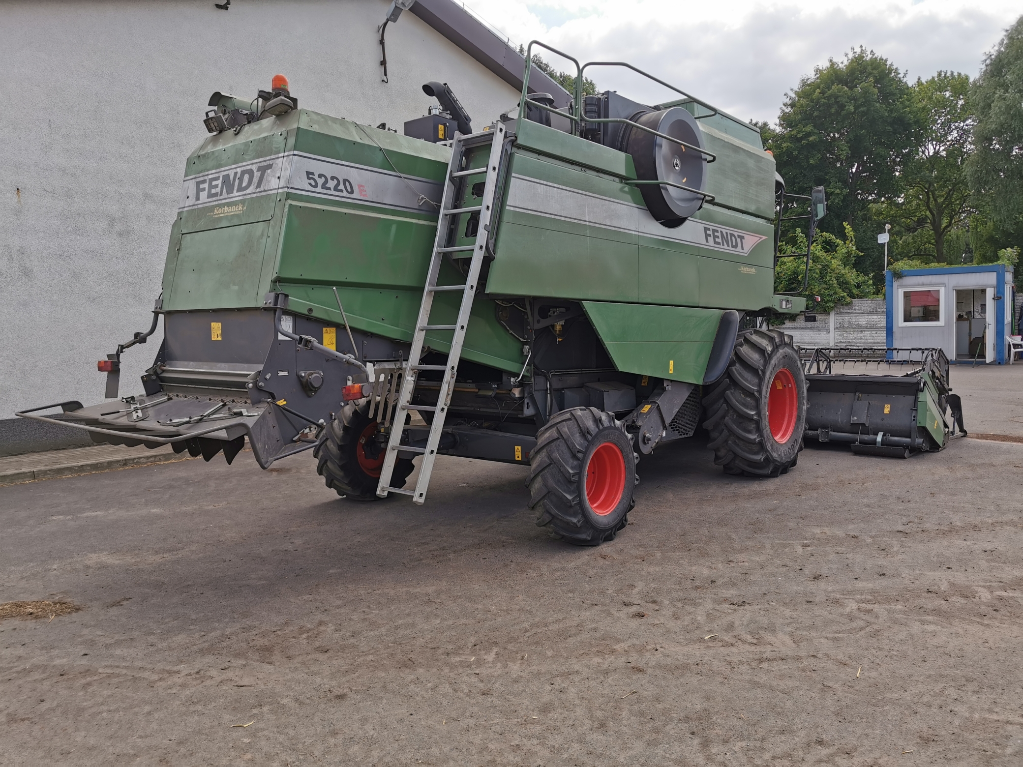 Kombajn-zbozowy-fendt-5220-5-klawiszy-wytrzasaczy-stan-bardz-dobry-korbanek-pierwszy-wlasciciel