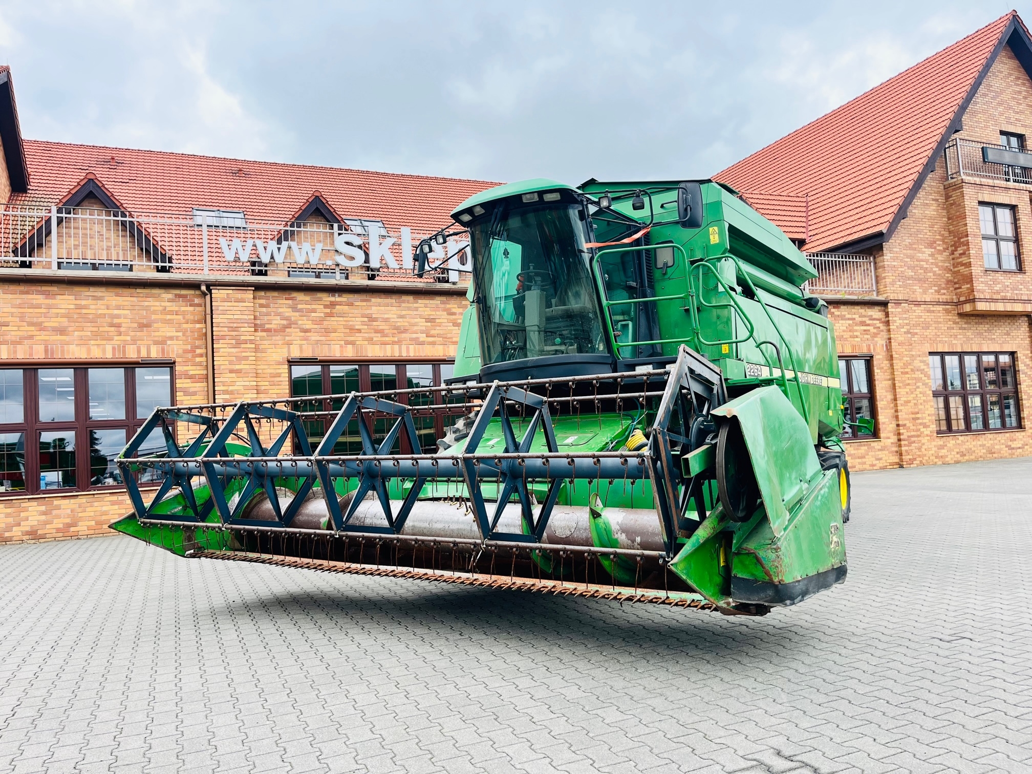 Kombajn-zbozowy-john-deere-2264-plac-korbanek