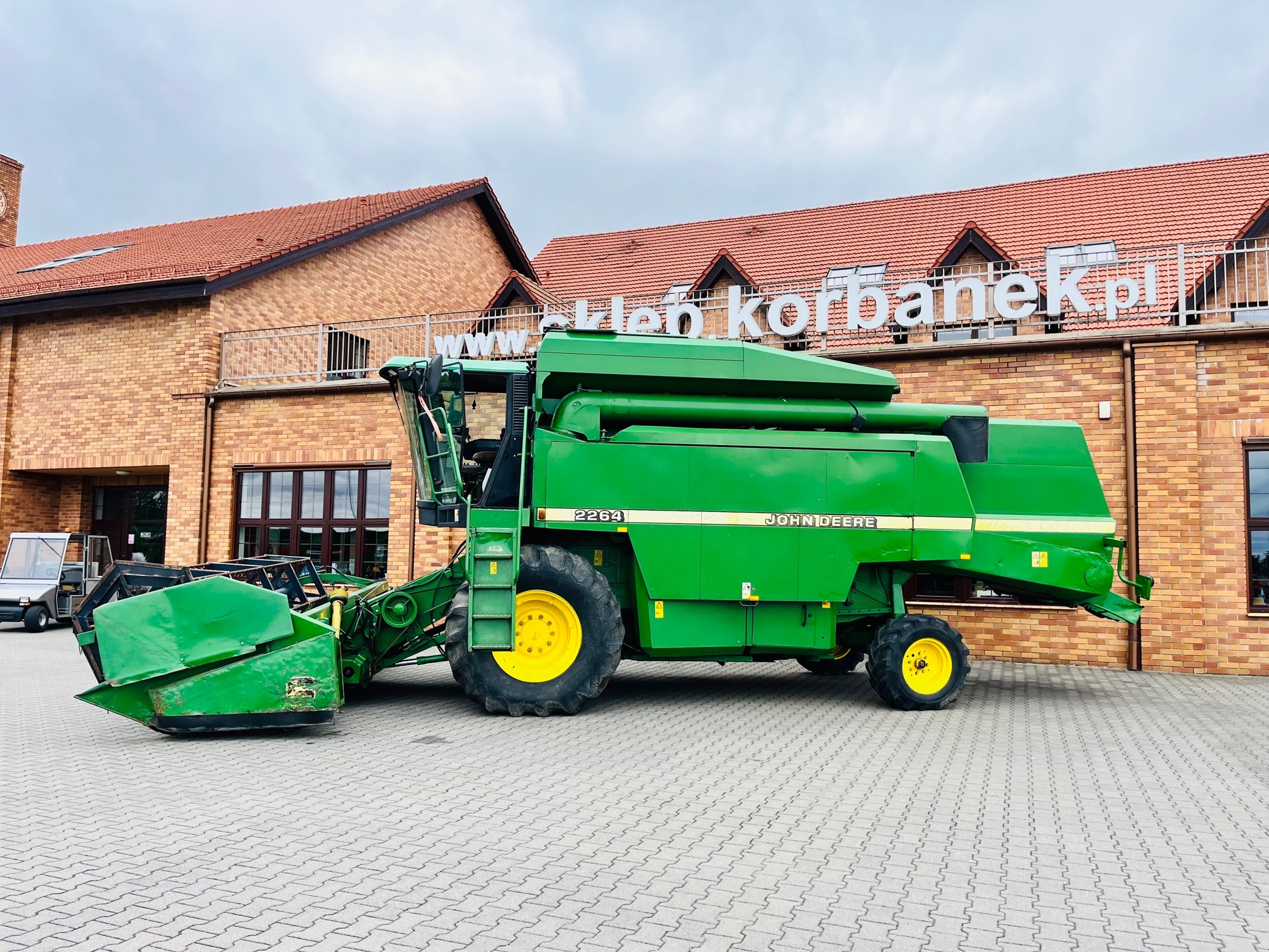 Kombajn-zbozowy-john-deere-2264-plac-korbanek