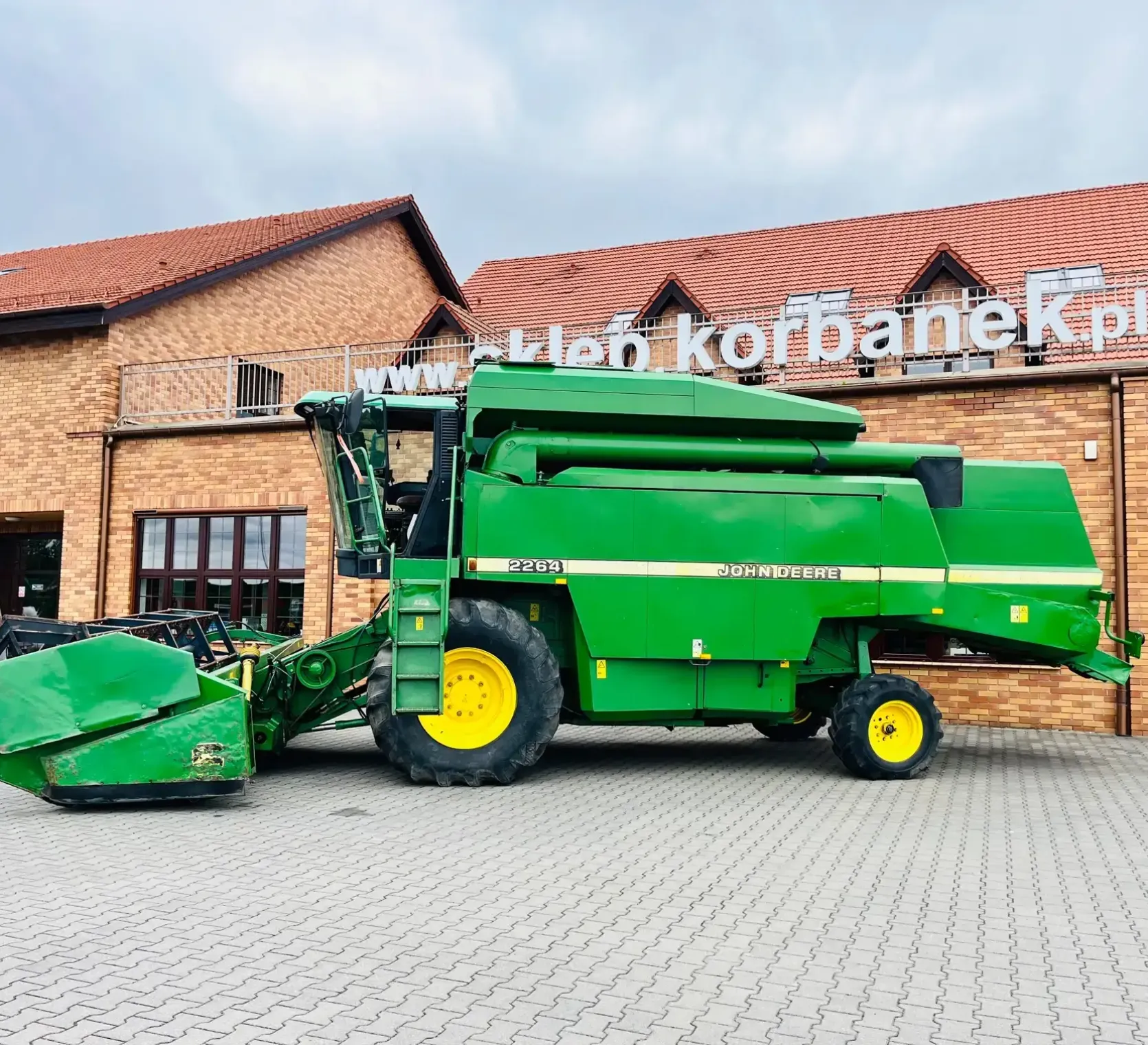 Kombajn-zbozowy-john-deere-2264-plac-korbanek